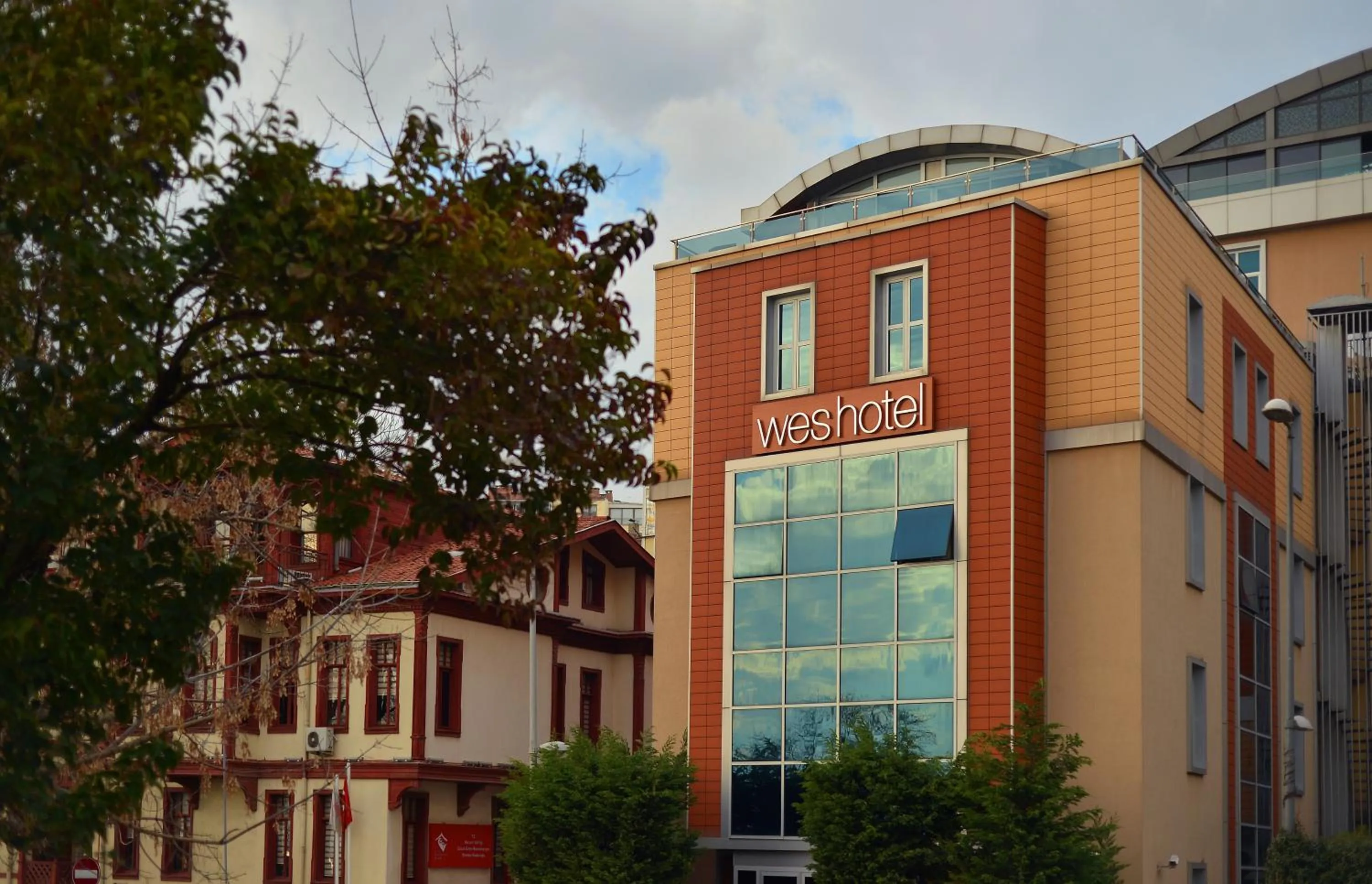 Restaurant/places to eat in Wes Hotel