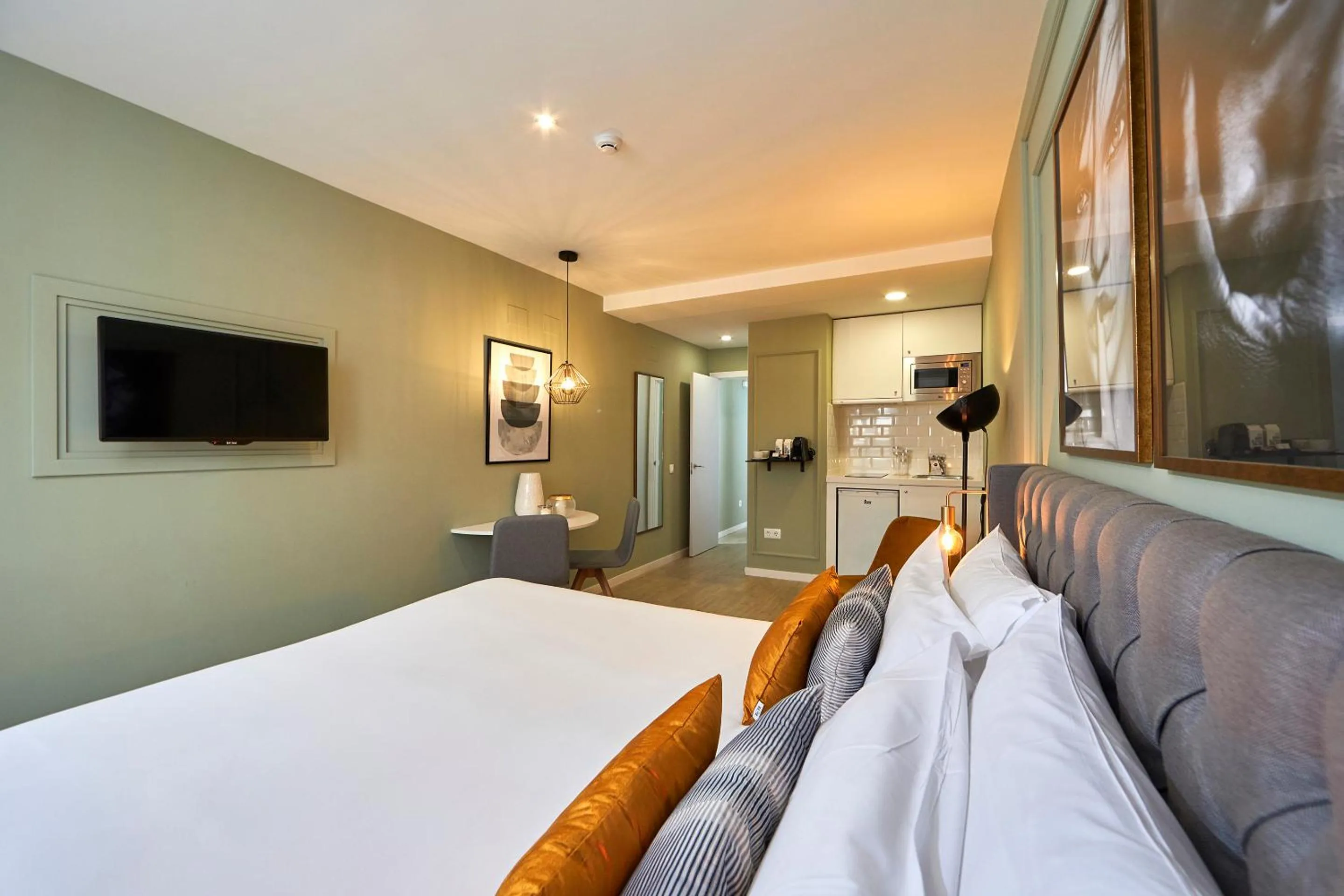 Communal lounge/ TV room, Bed in L&H La Latina Selection