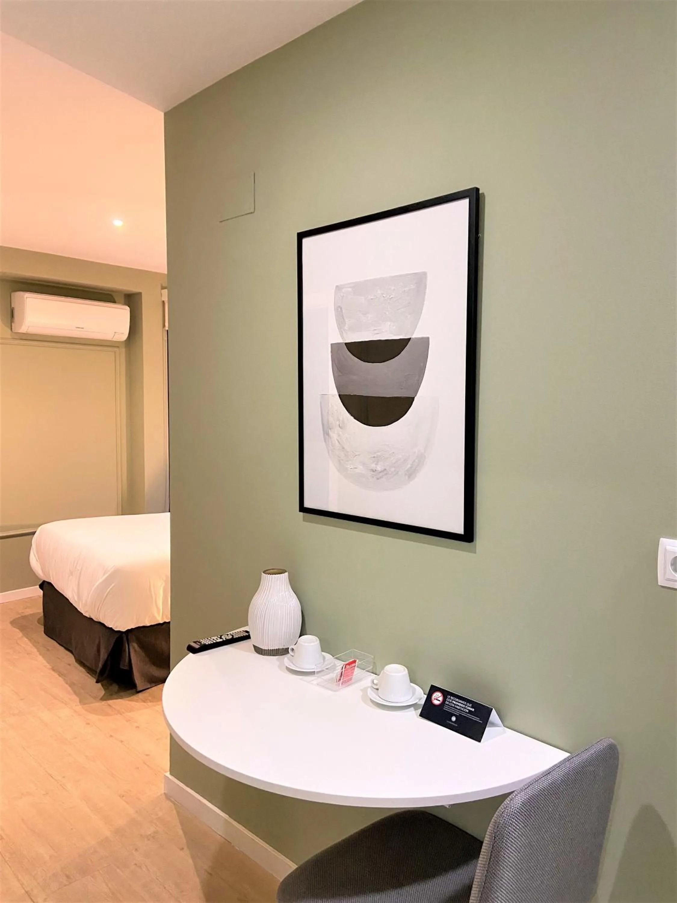 Dining area, Bed in L&H La Latina Selection