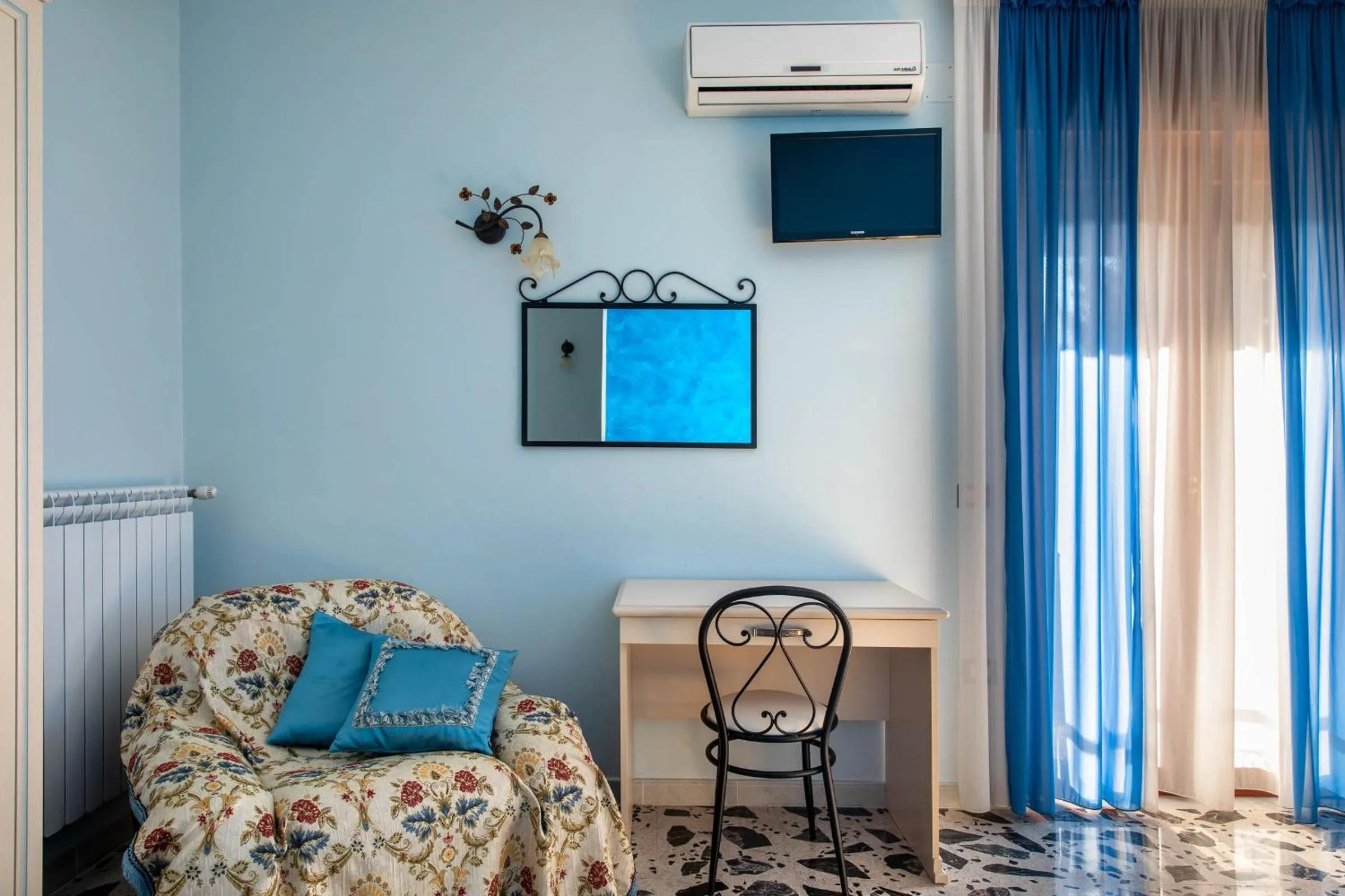 TV and multimedia, Bed in B&B La Mortella