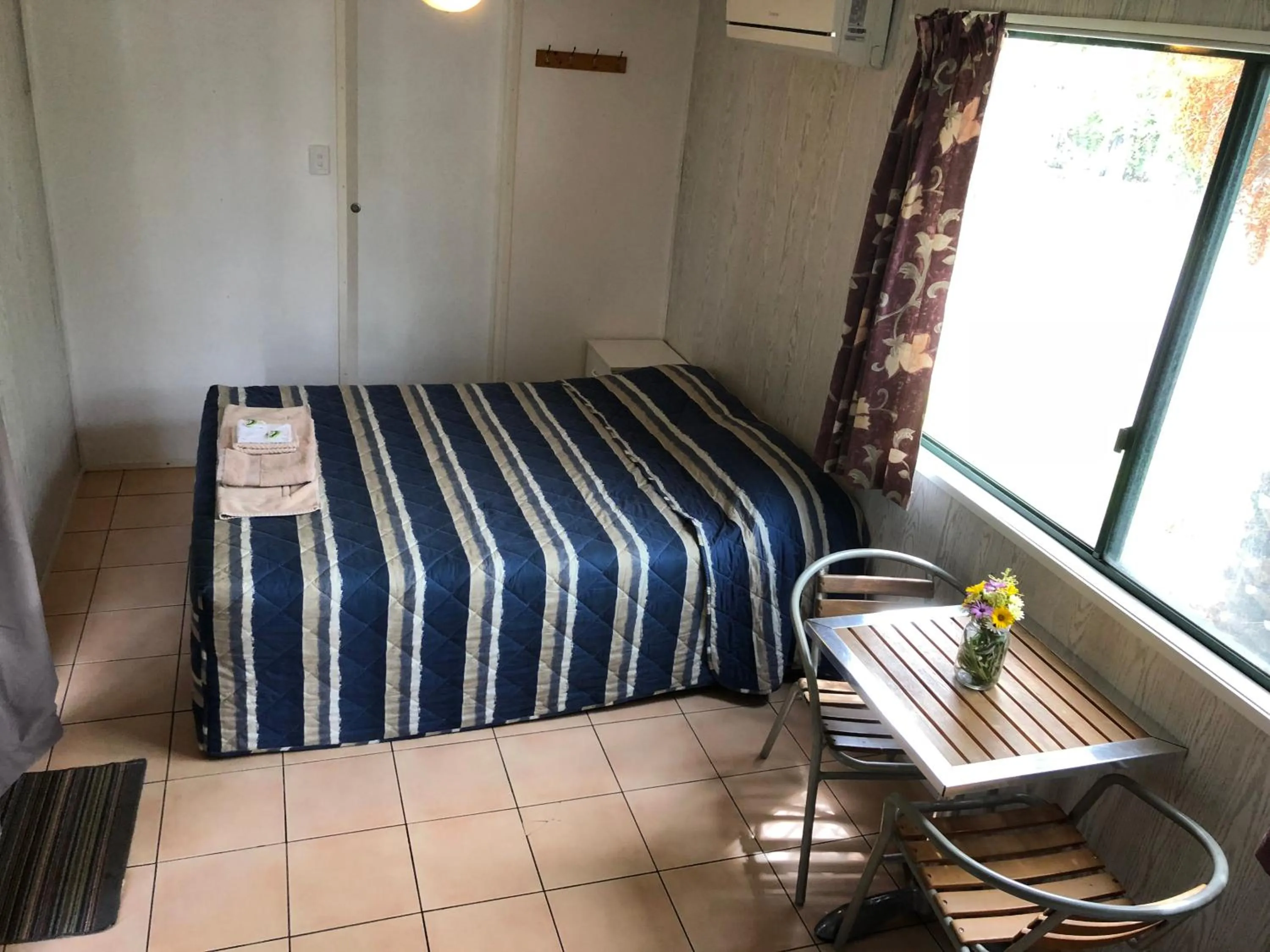 Dining area, Bed in Homestead Caravan Park