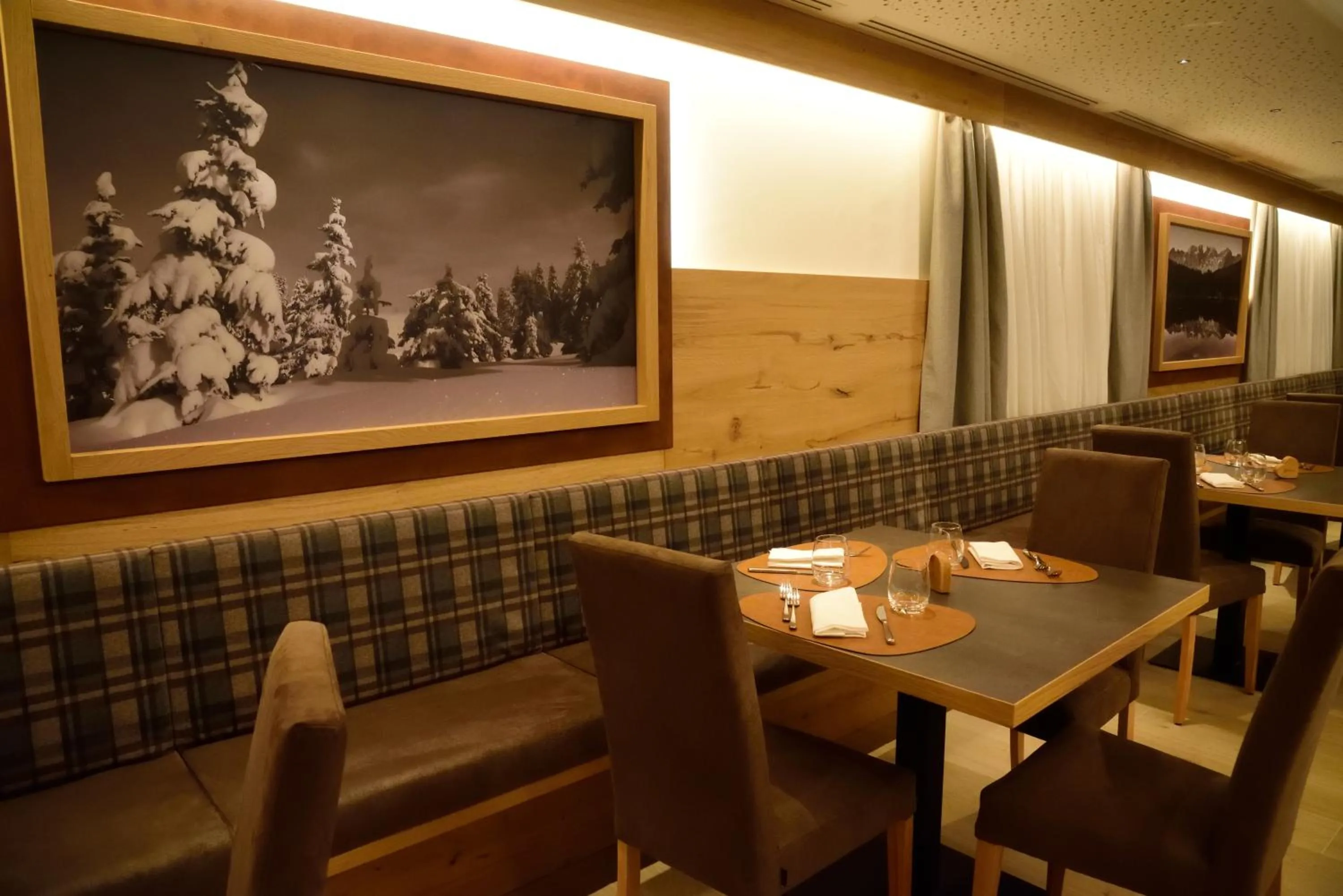 Restaurant/places to eat in Hotel Shandranj