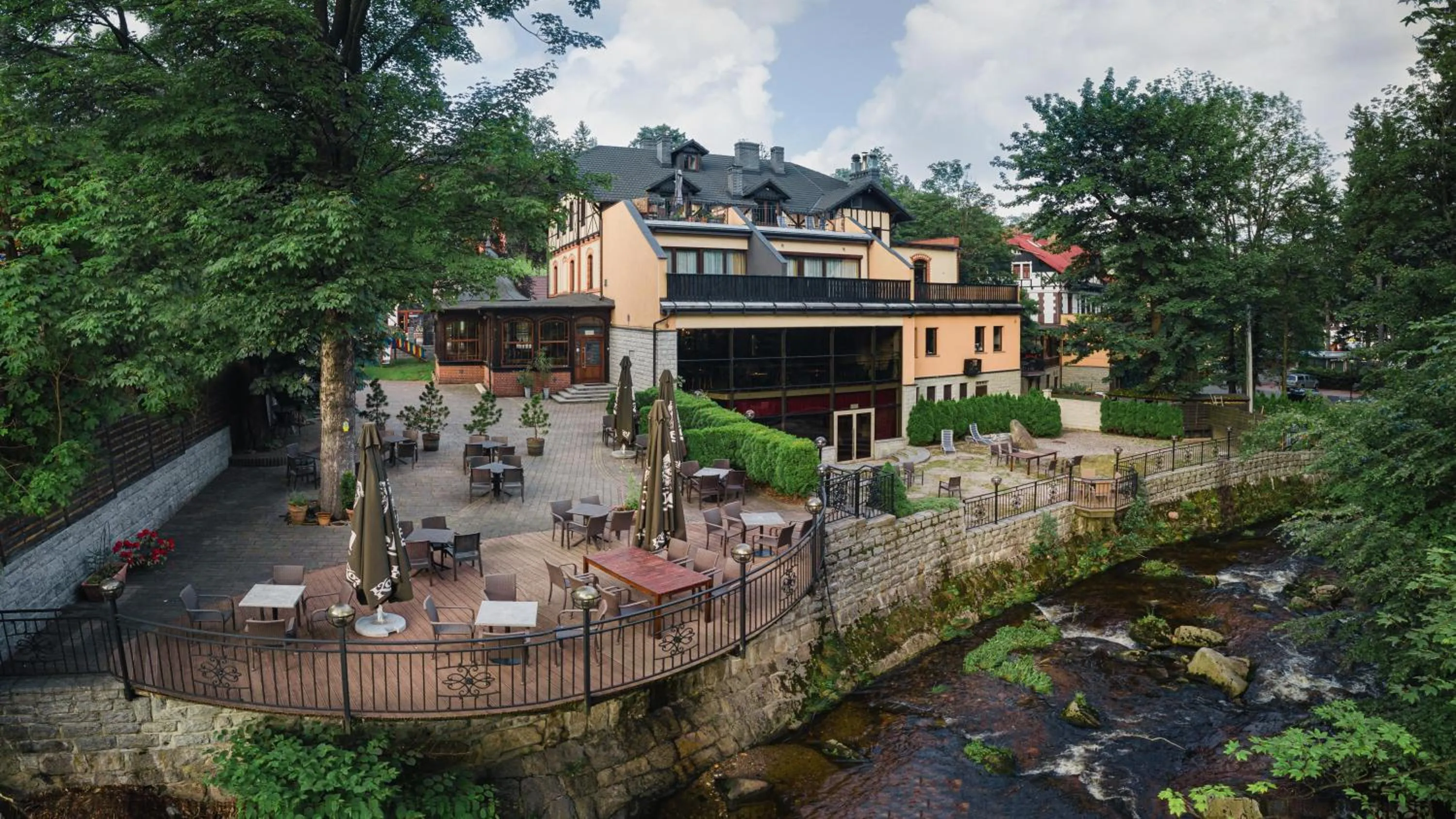 Property building in Willa 654