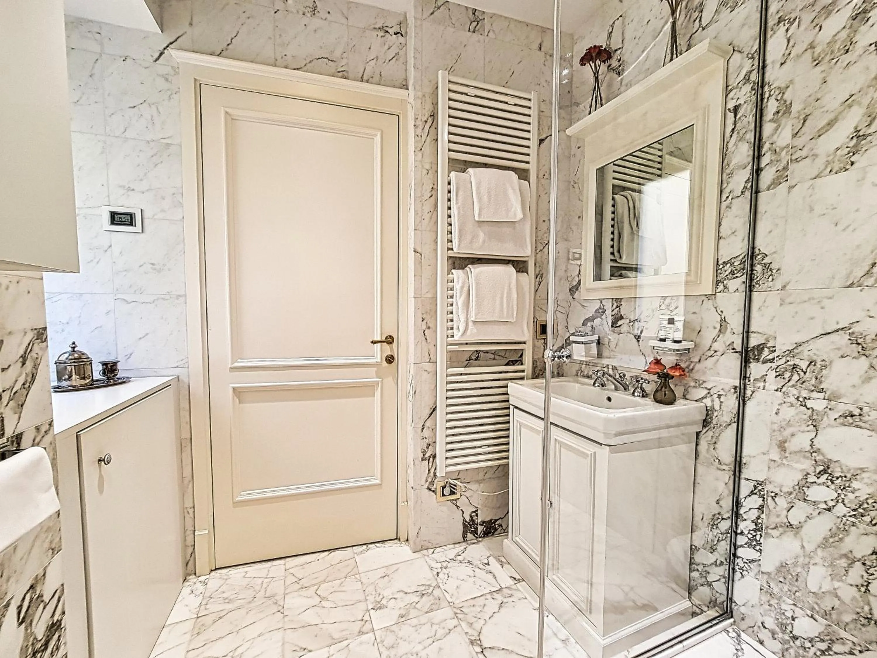 Bathroom in Hotel L'Orologio Firenze - WTB Hotels