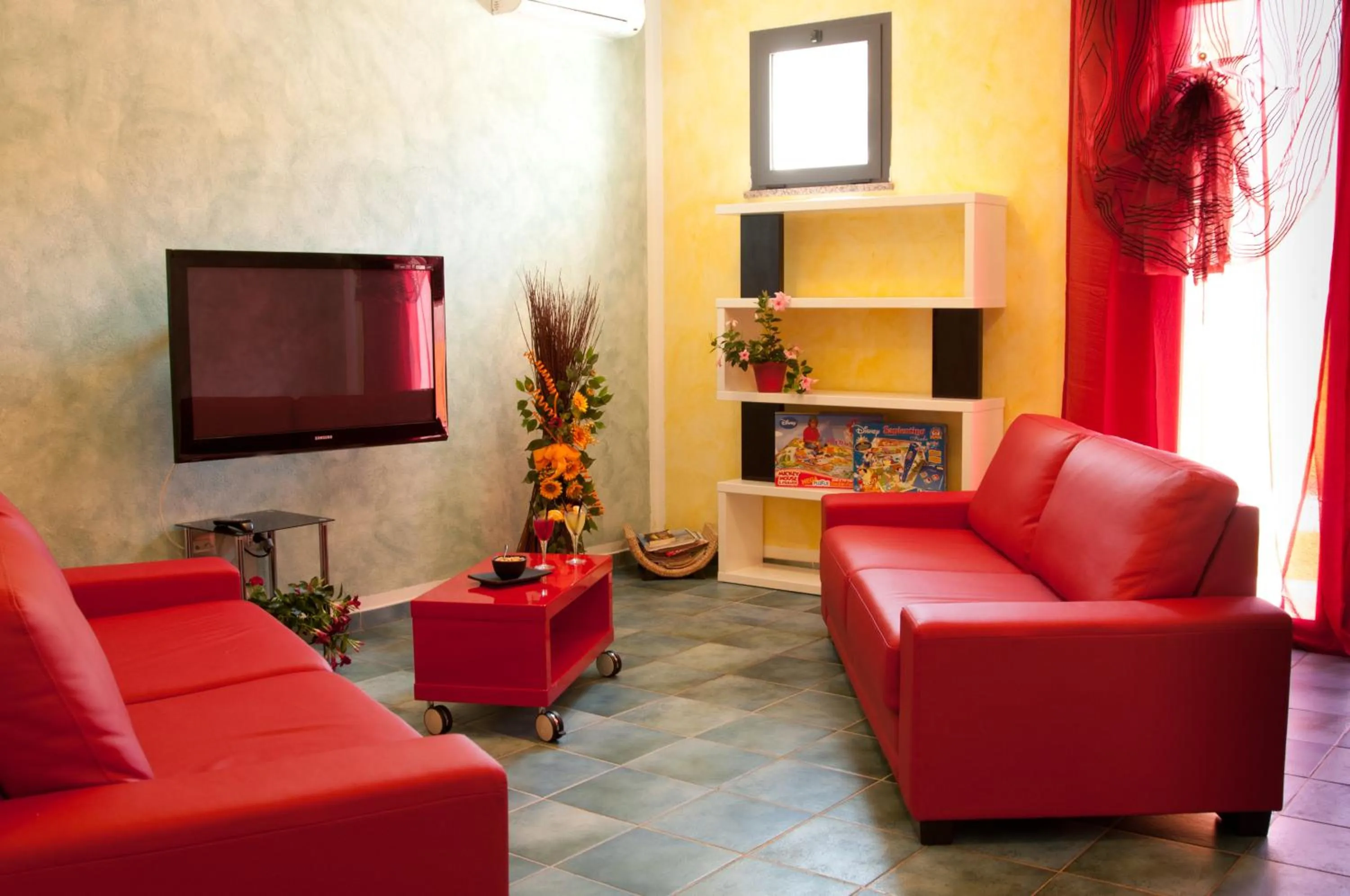 Communal lounge/ TV room in Abbaidda Hotel
