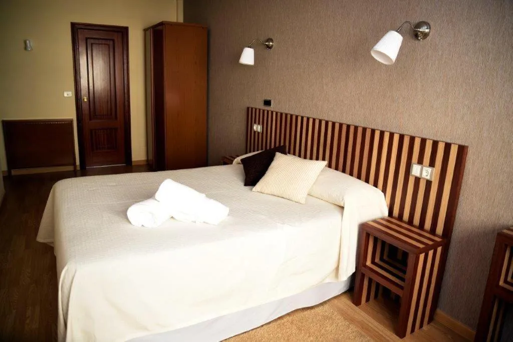 Photo of the whole room in Hotel Villa De Ribadeo