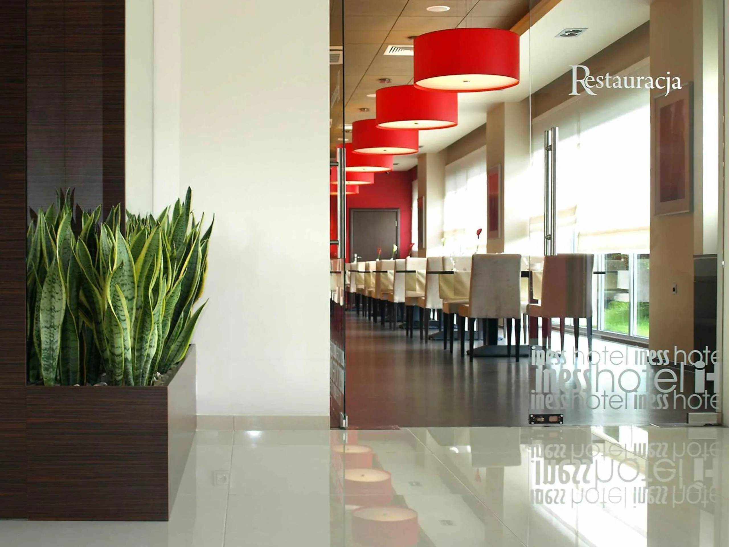 Restaurant/places to eat in Iness Hotel