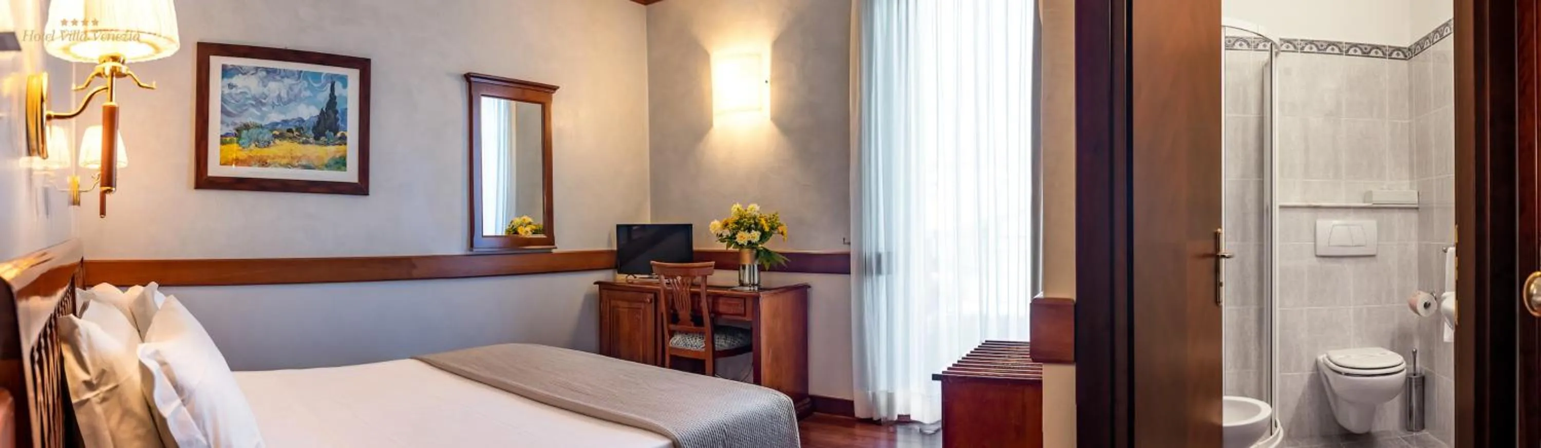 Bathroom, Bed in Hotel Villa Venezia