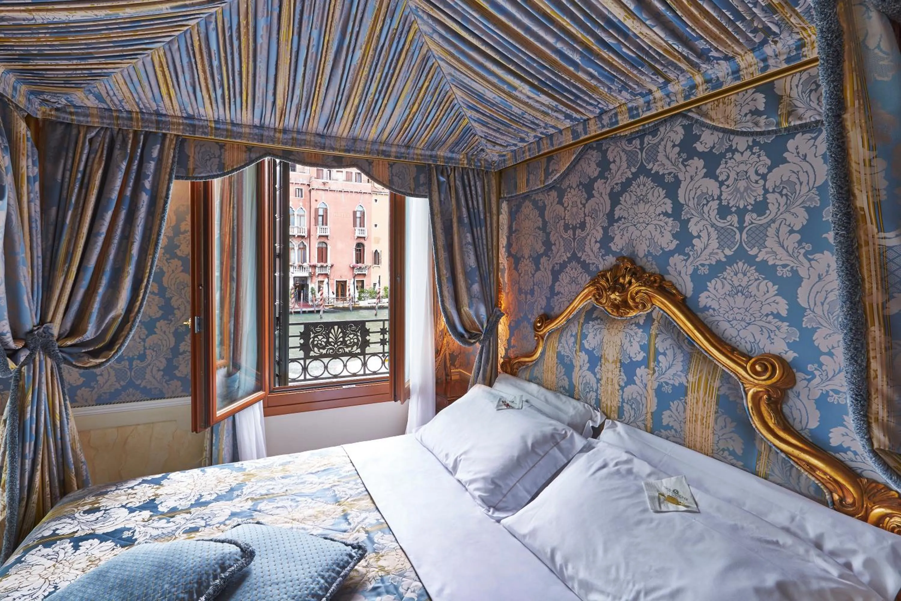 View (from property/room), Bed in Canal Grande