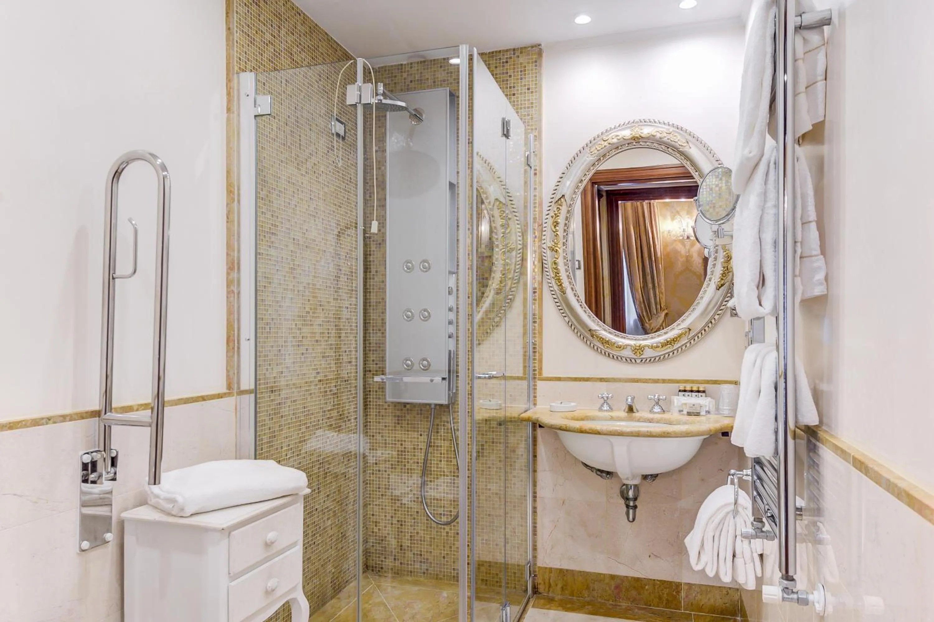 Shower in Canal Grande