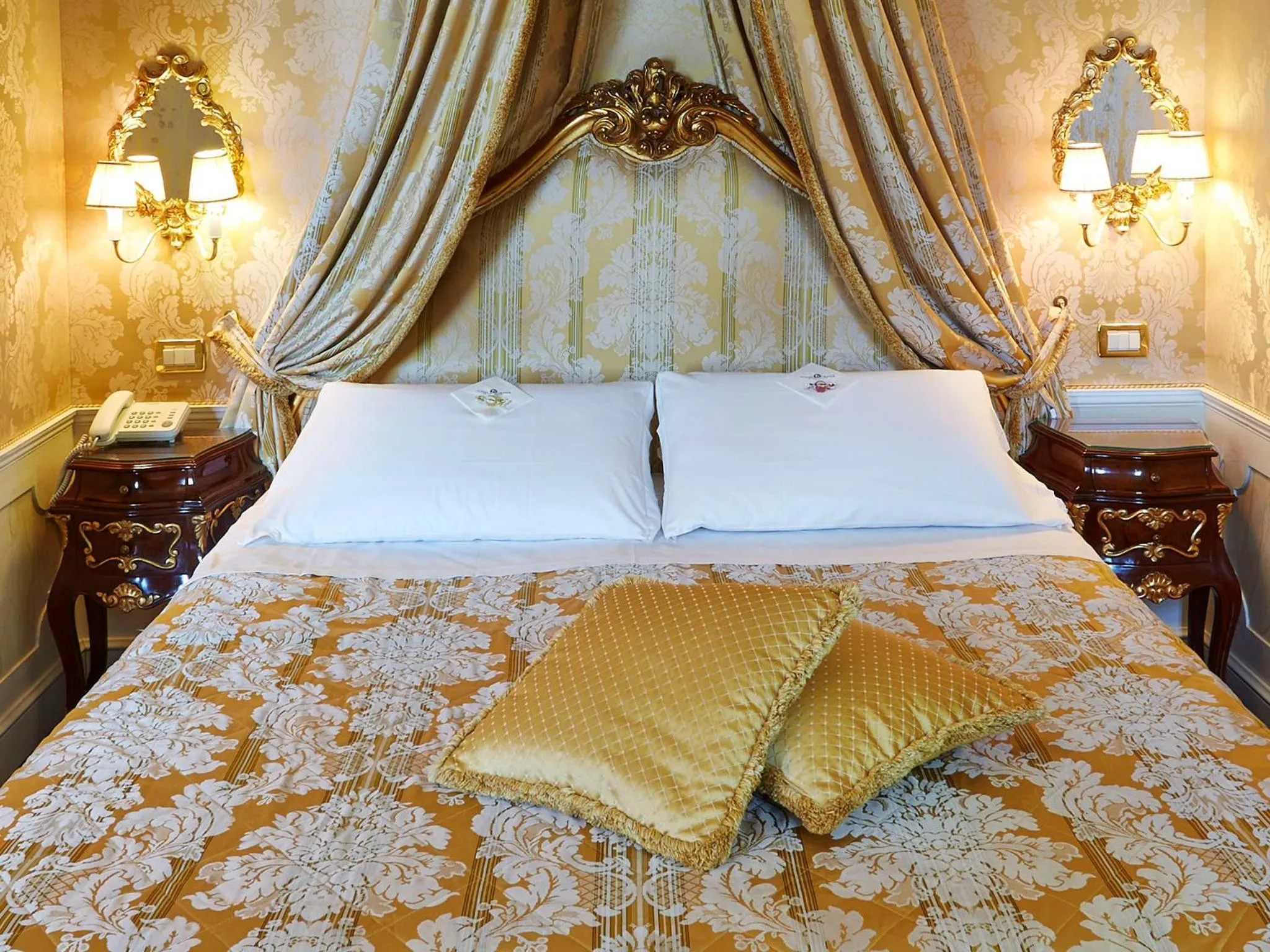 Bedroom, Bed in Canal Grande