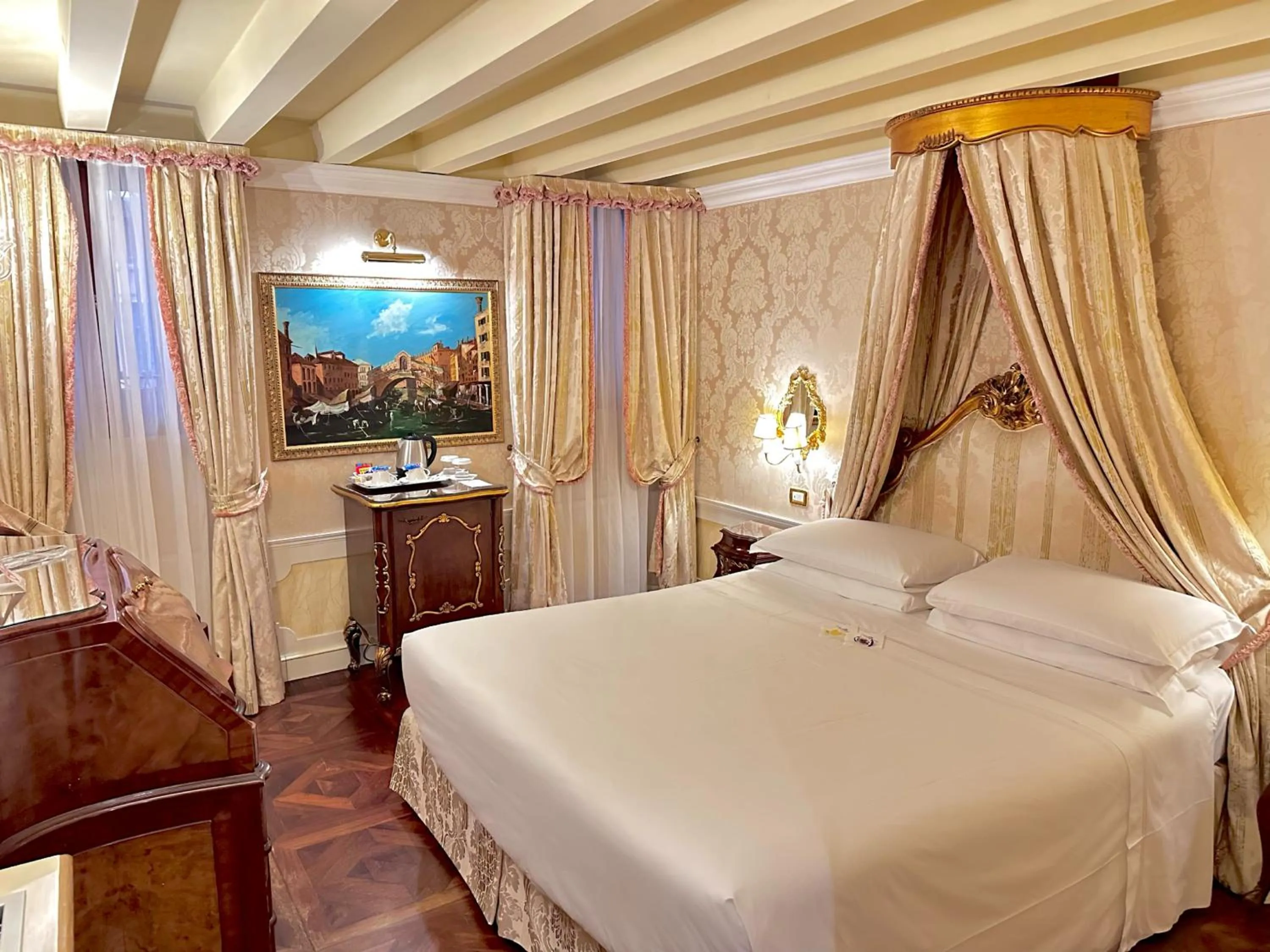 Photo of the whole room, Bed in Canal Grande