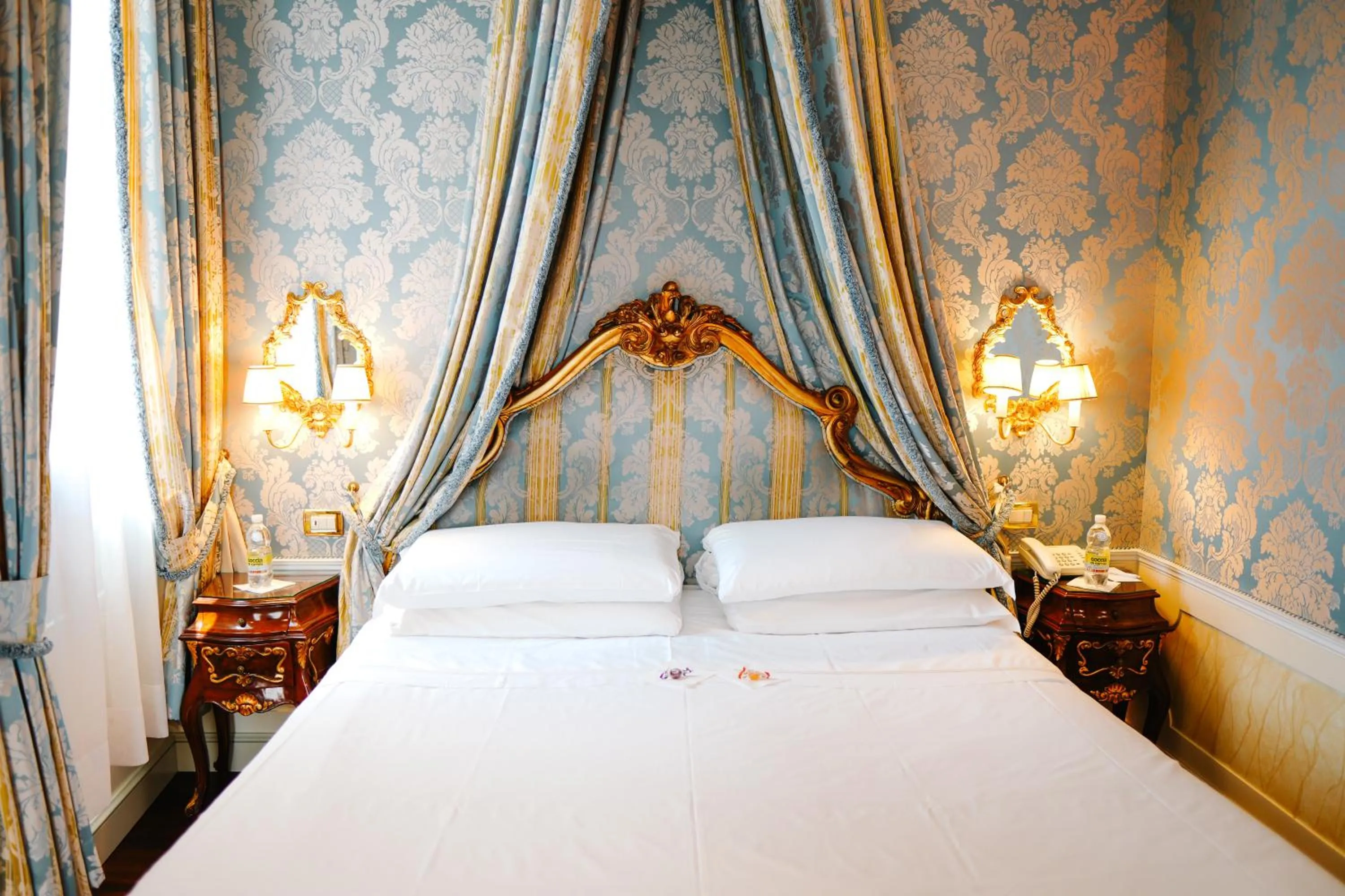 Bedroom, Bed in Canal Grande