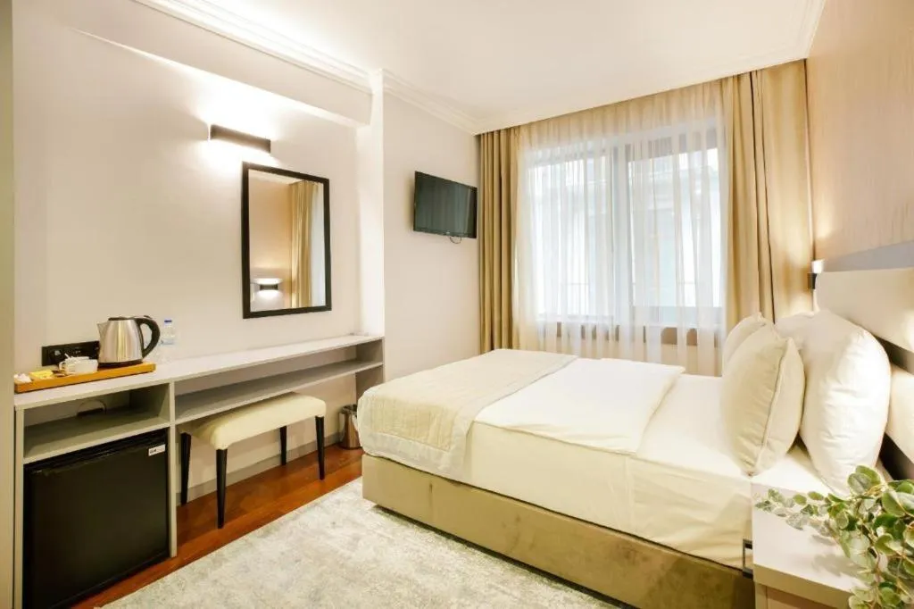 Bedroom, Bed in Marble Hotel