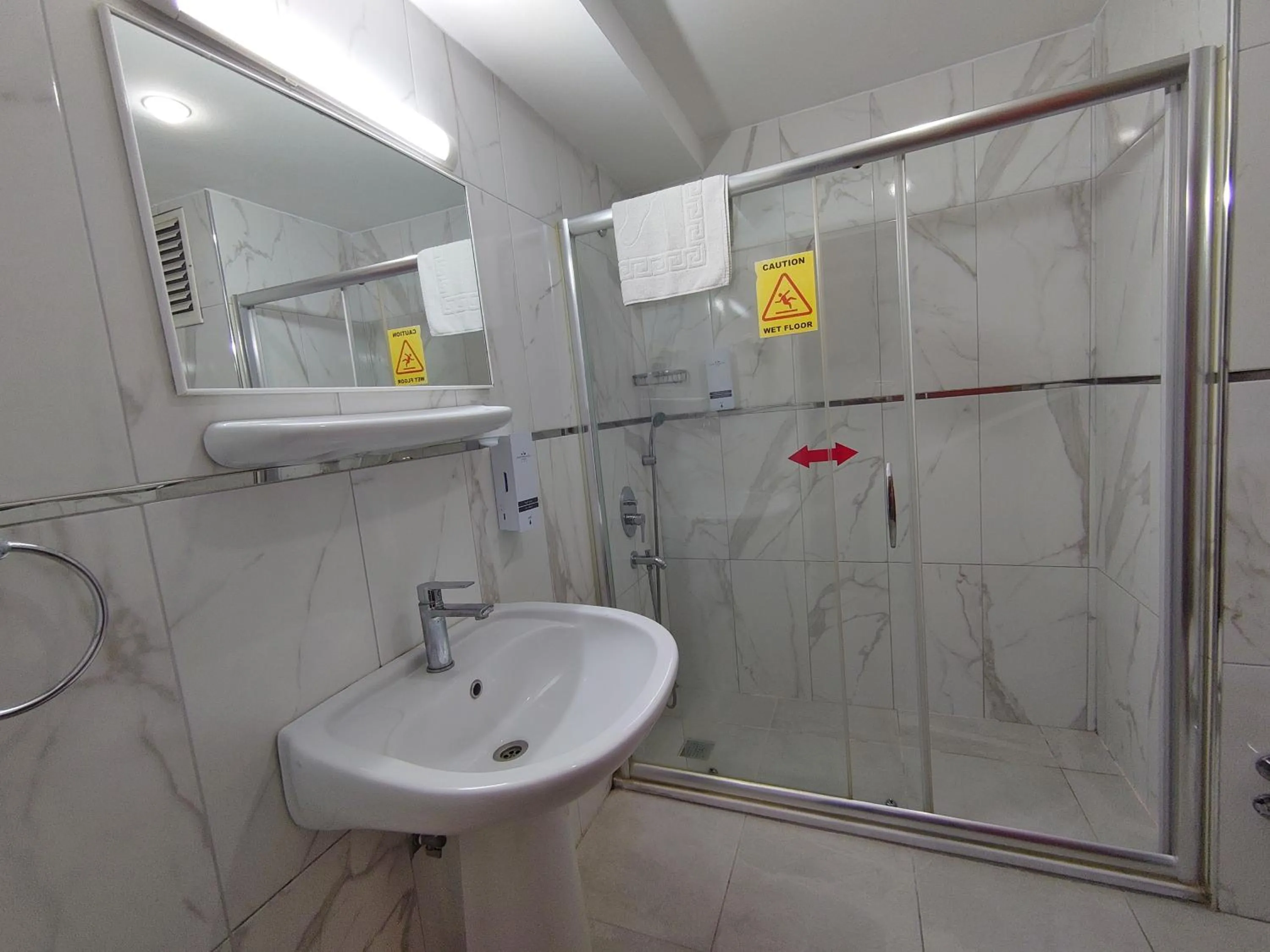 Bathroom in Orient Mintur Hotel