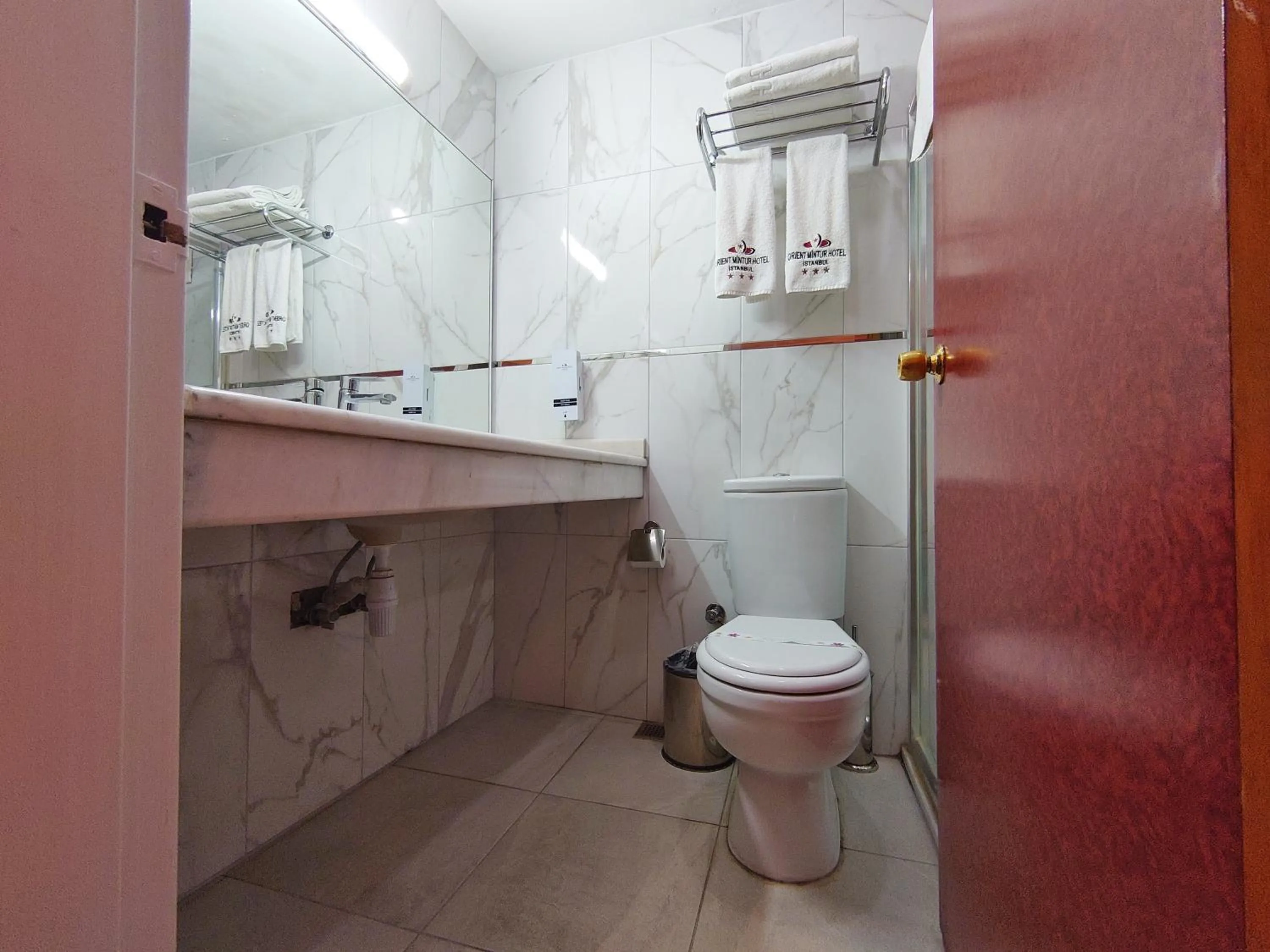 Toilet in Orient Mintur Hotel