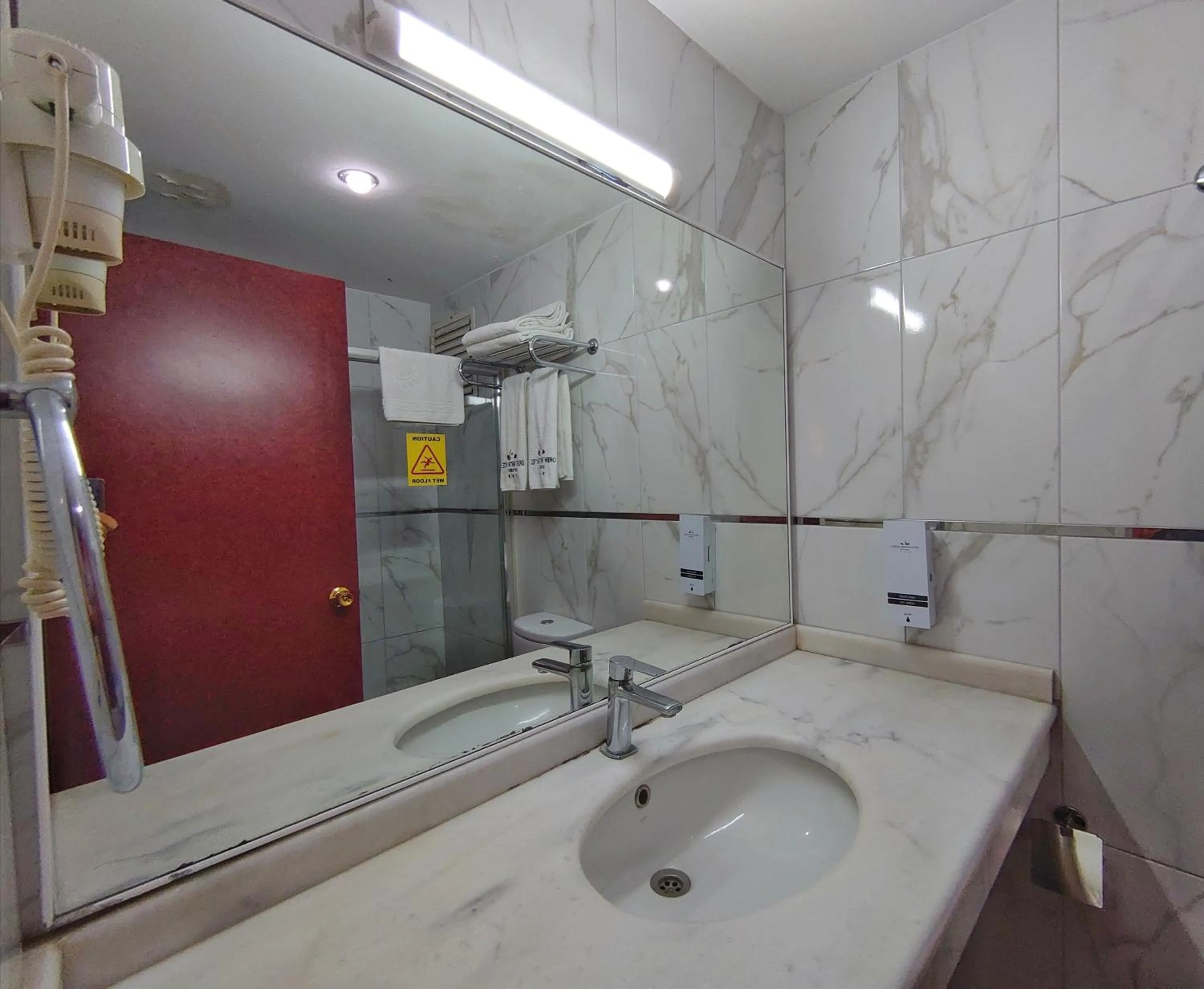 Bathroom in Orient Mintur Hotel