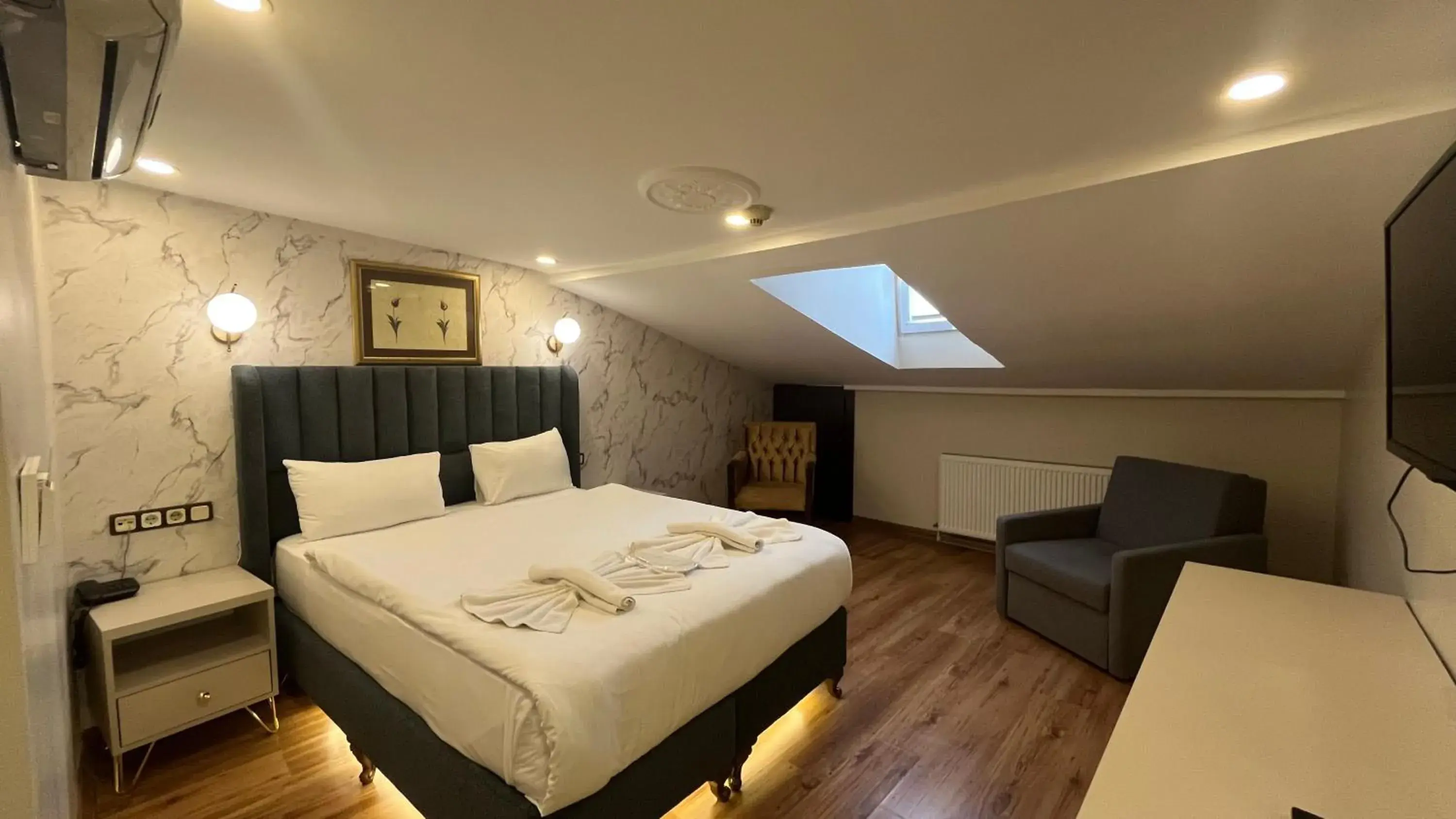 Budget Double Room in Hotel Tulip House Budget Double Room in Hotel Tulip House