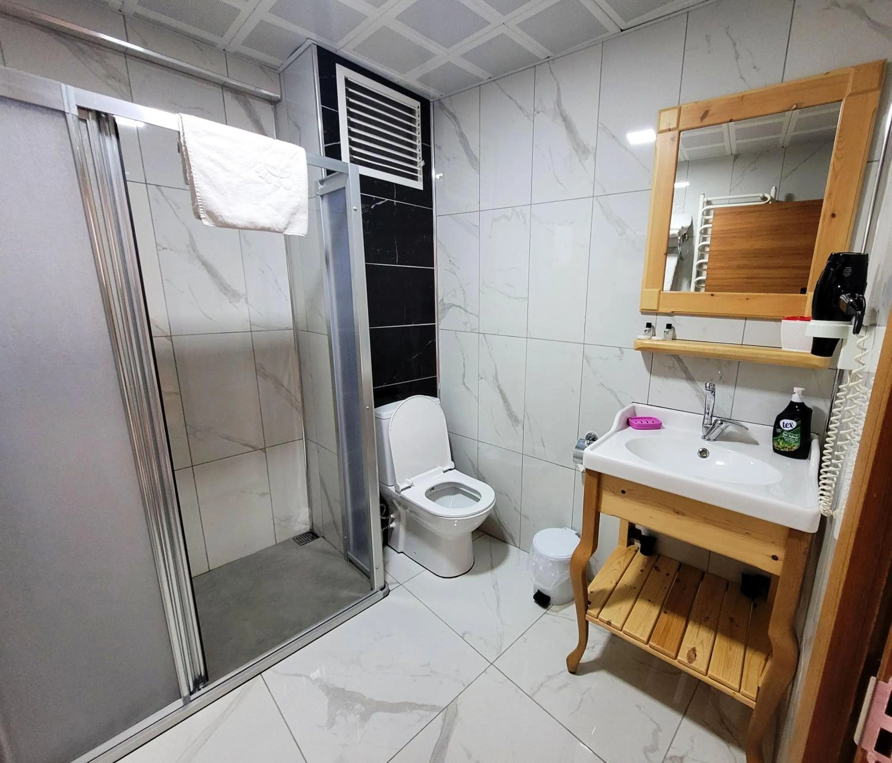 Toilet in Saruhan Hotel