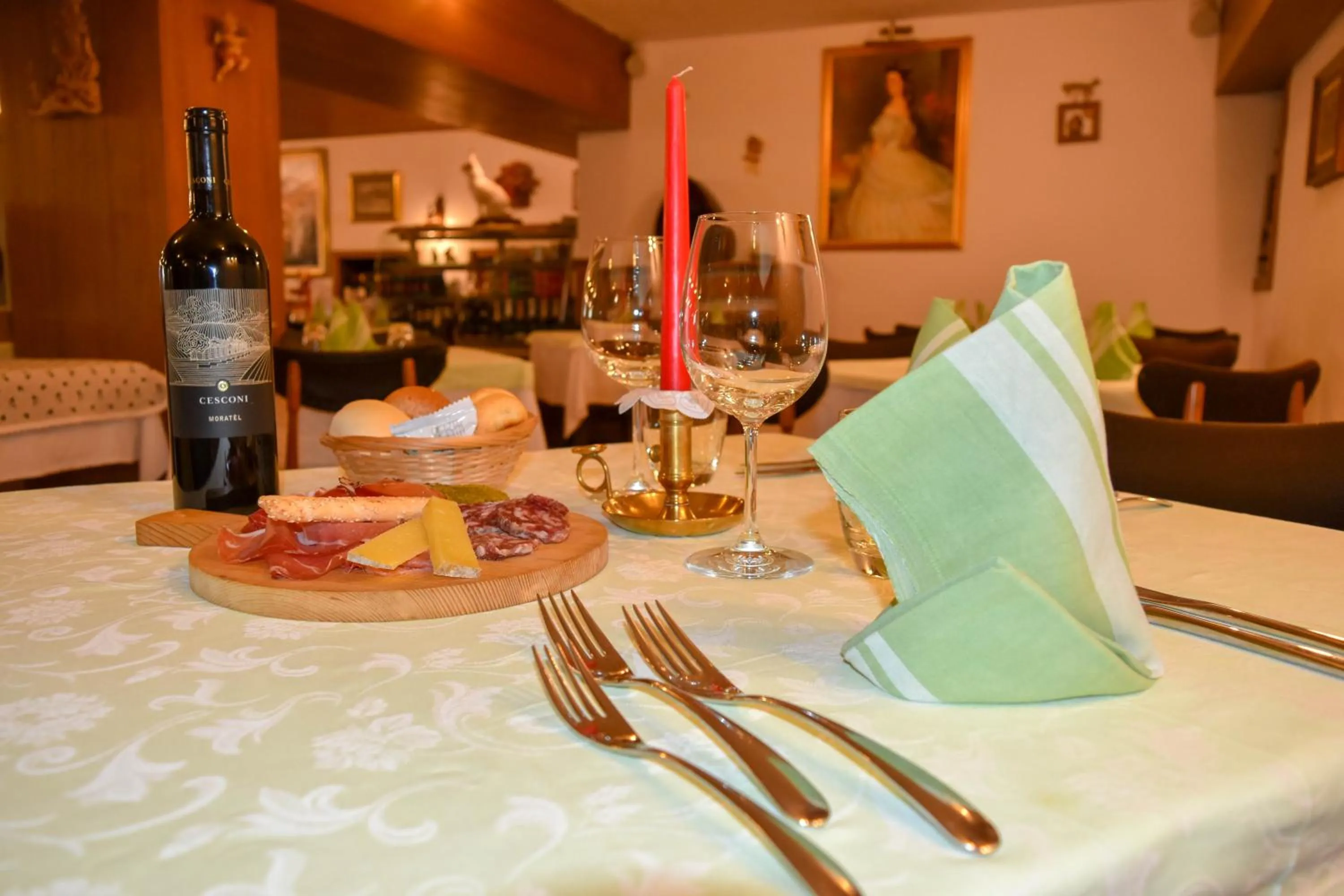 Restaurant/places to eat in Hotel Europa