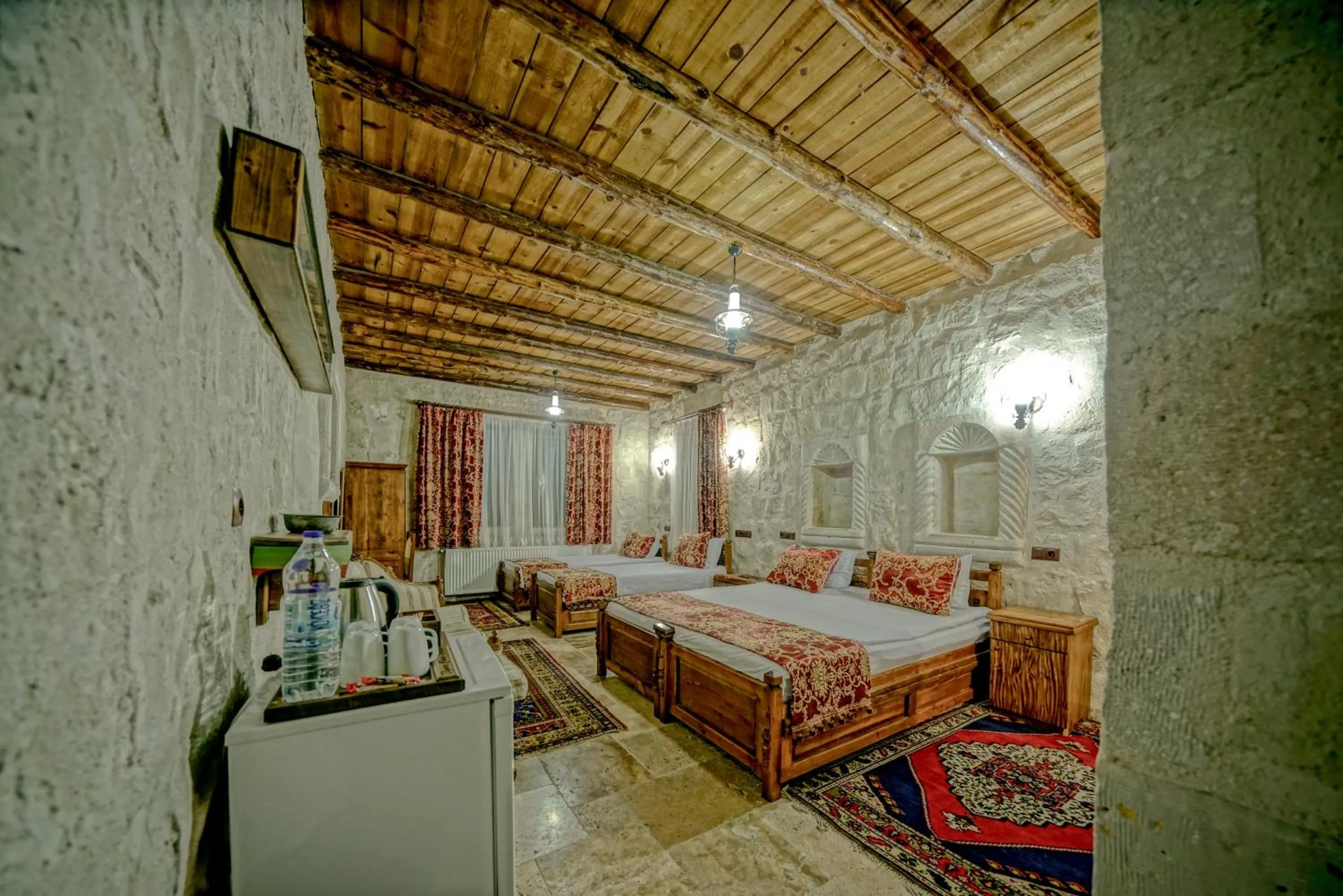 Photo of the whole room, Bed in Elysee Cave House