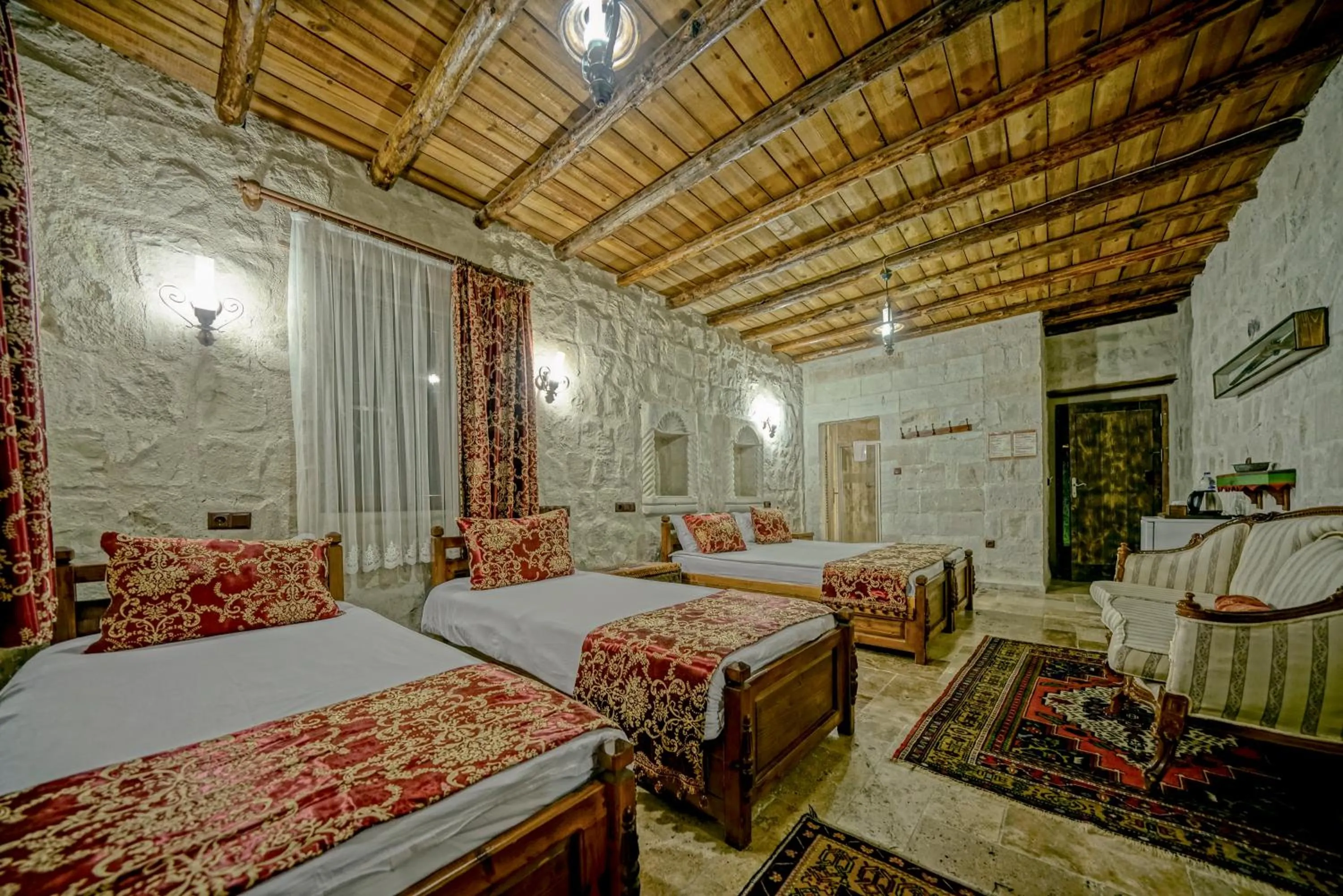 Photo of the whole room, Bed in Elysee Cave House