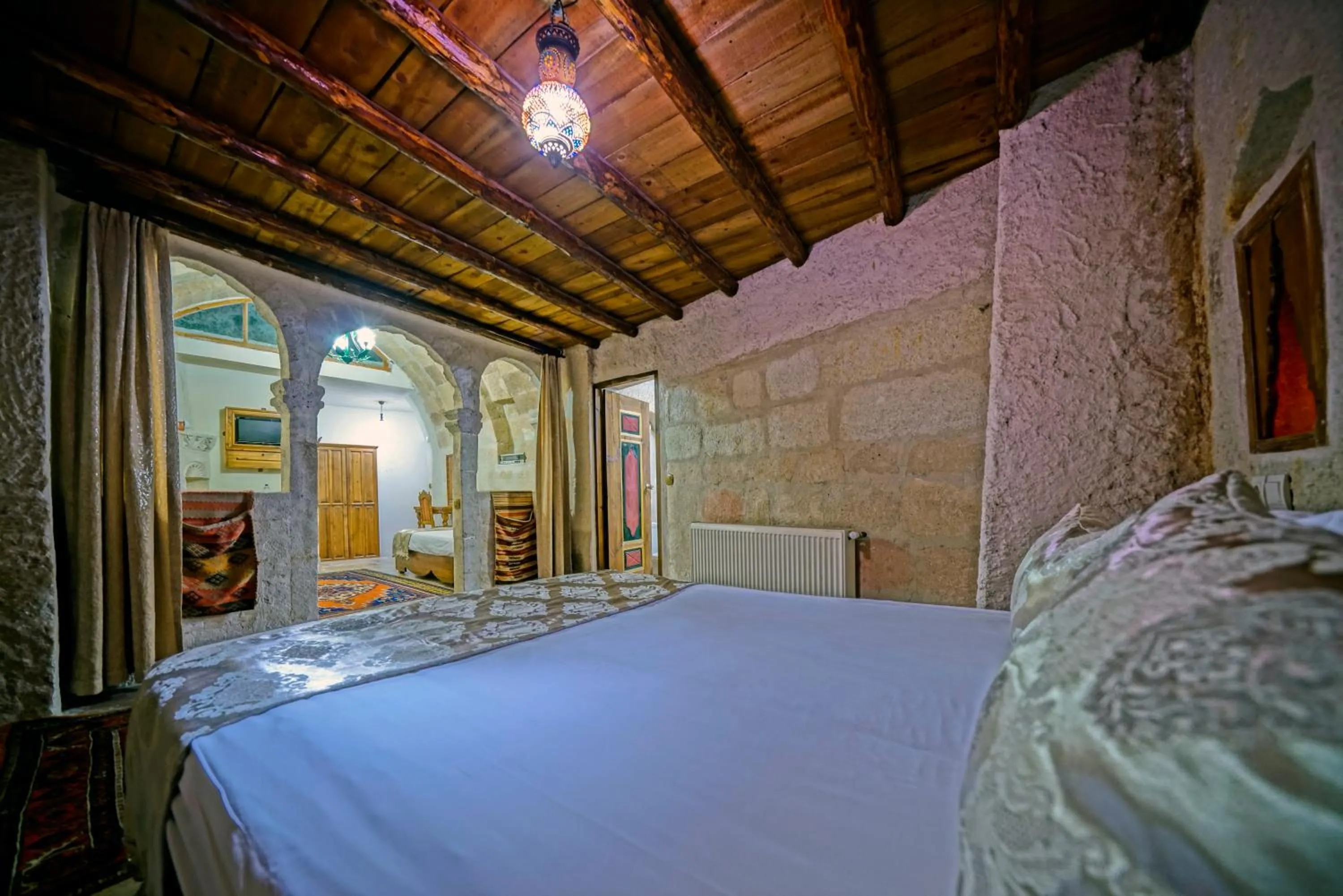 Photo of the whole room, Bed in Elysee Cave House
