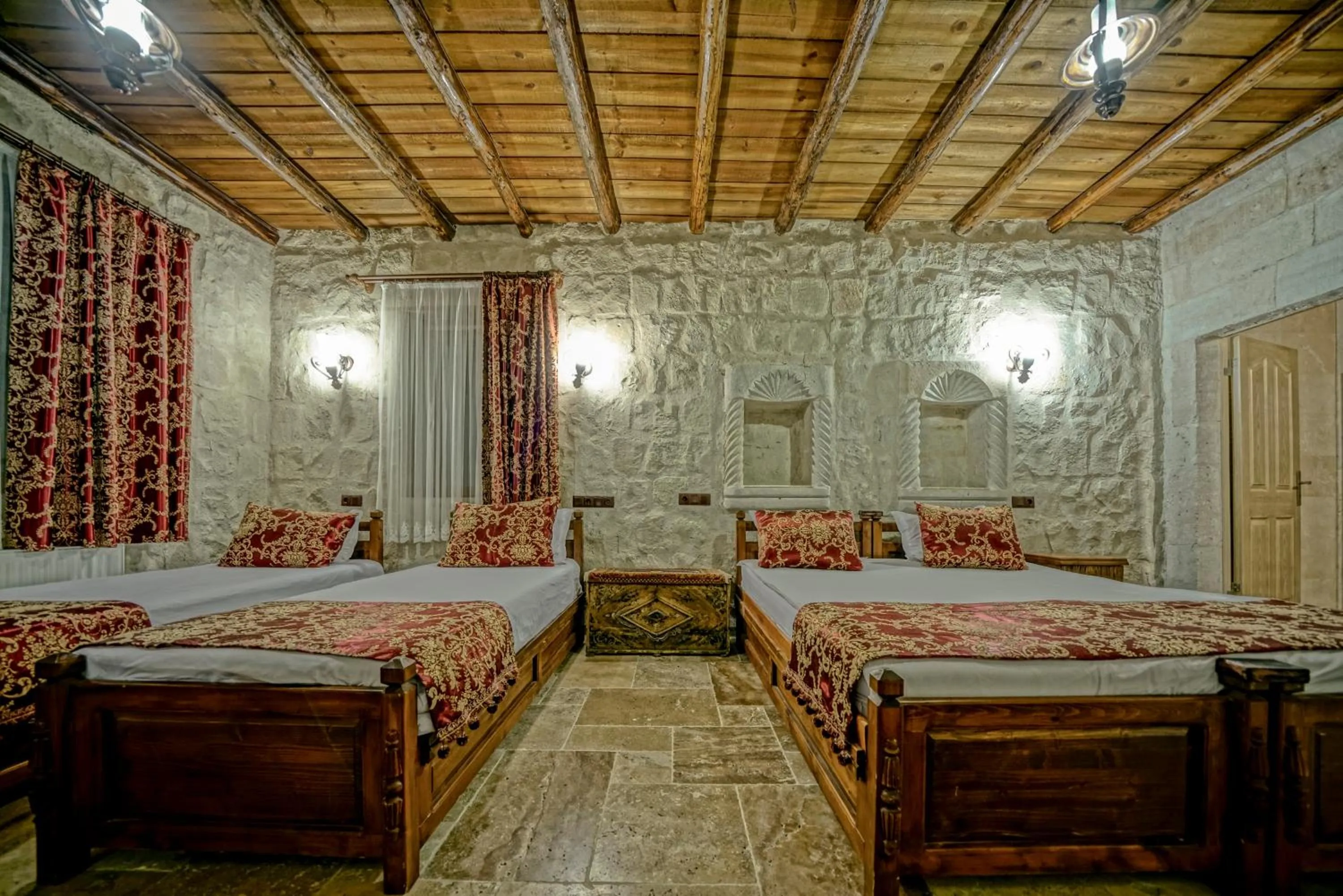 Photo of the whole room, Bed in Elysee Cave House