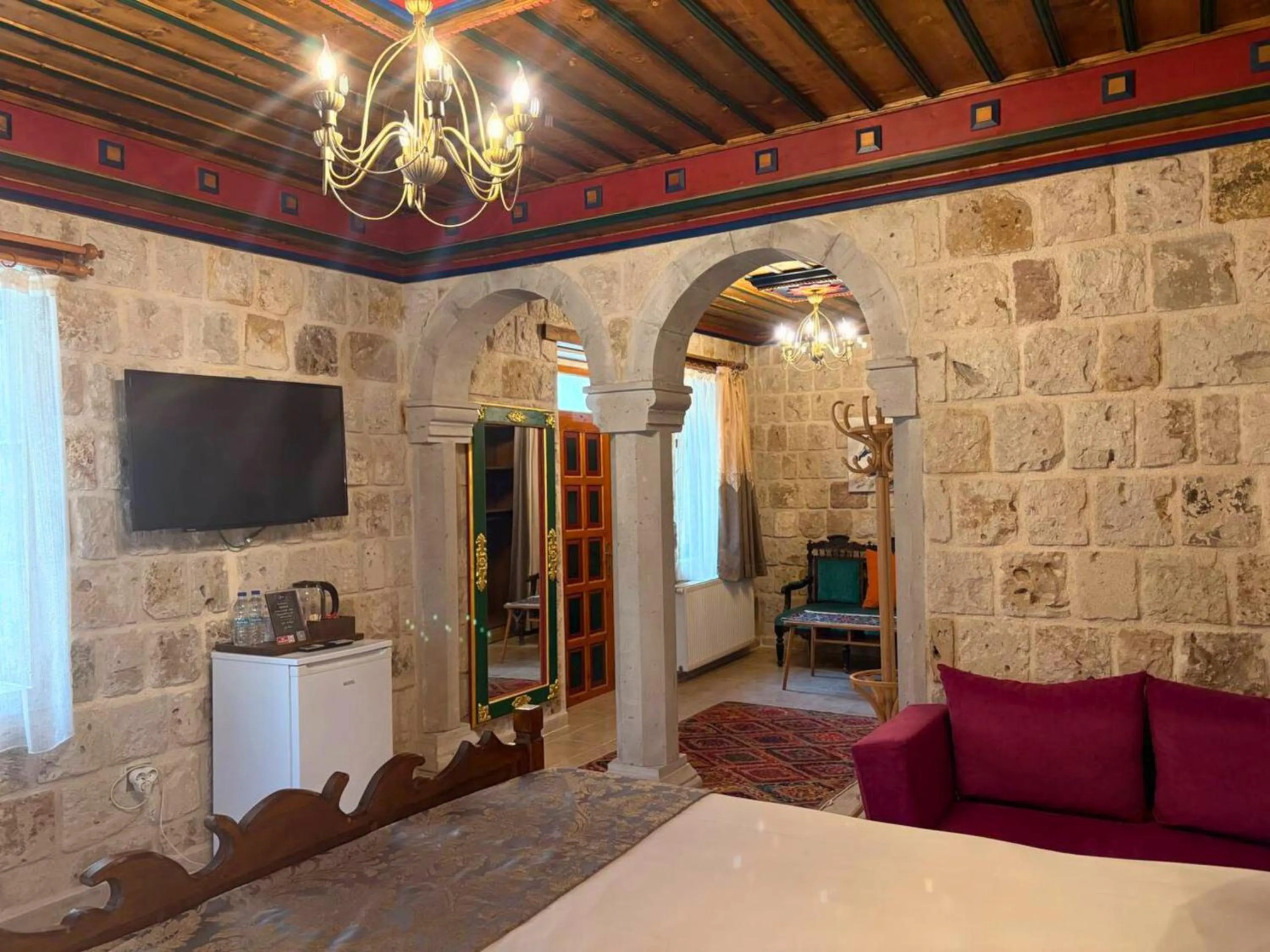 Photo of the whole room, Bed in Elysee Cave House