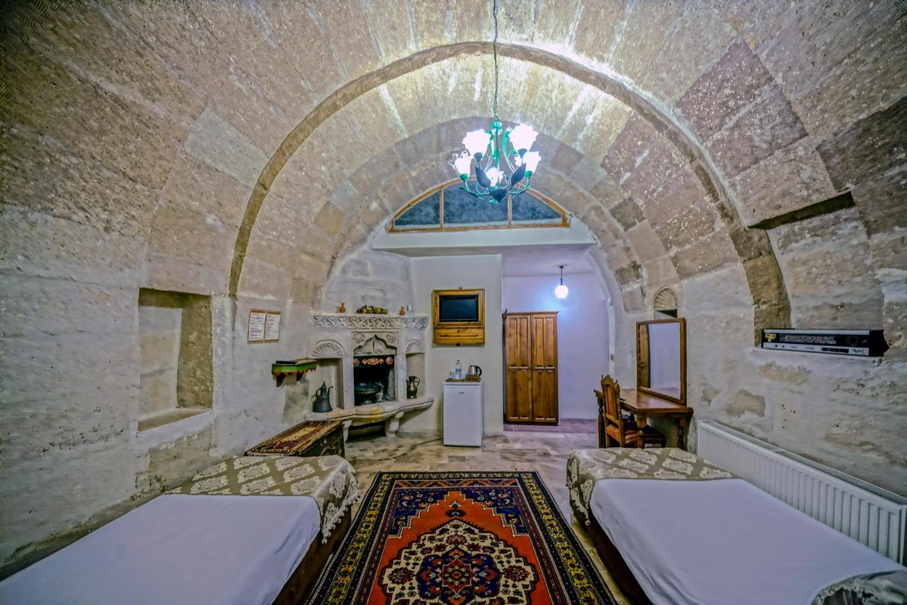 Photo of the whole room, Bed in Elysee Cave House