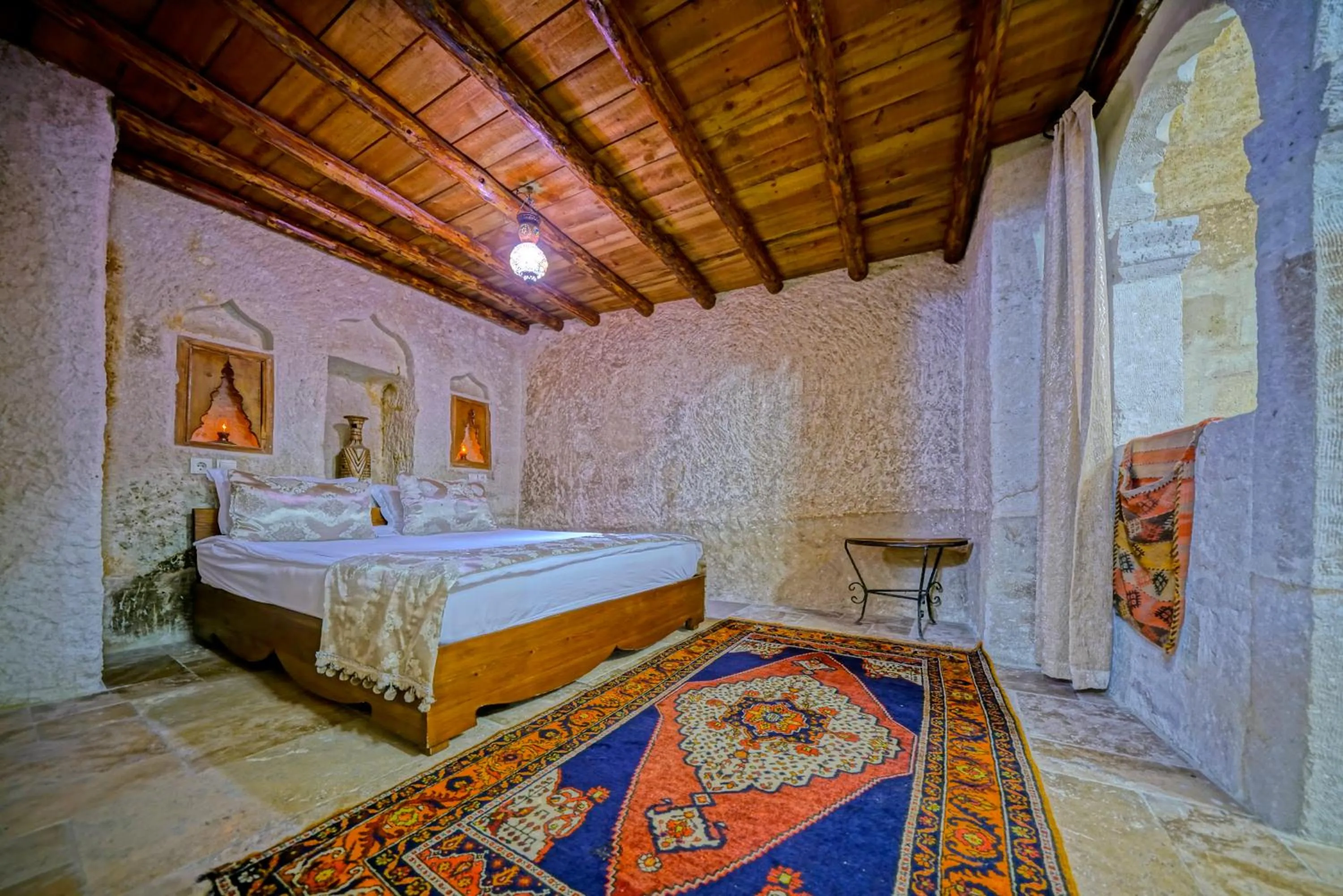 Photo of the whole room, Bed in Elysee Cave House