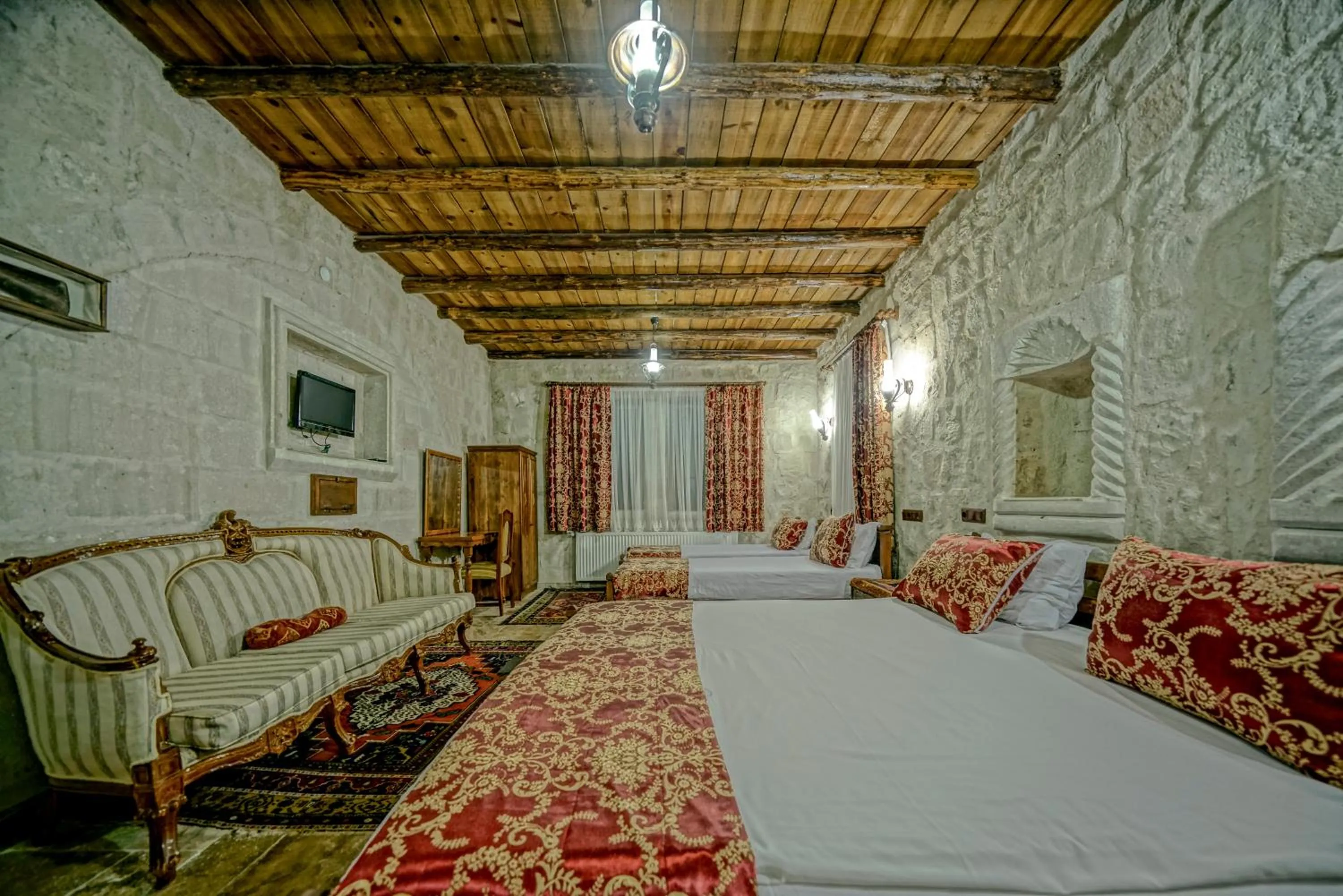 Photo of the whole room, Bed in Elysee Cave House