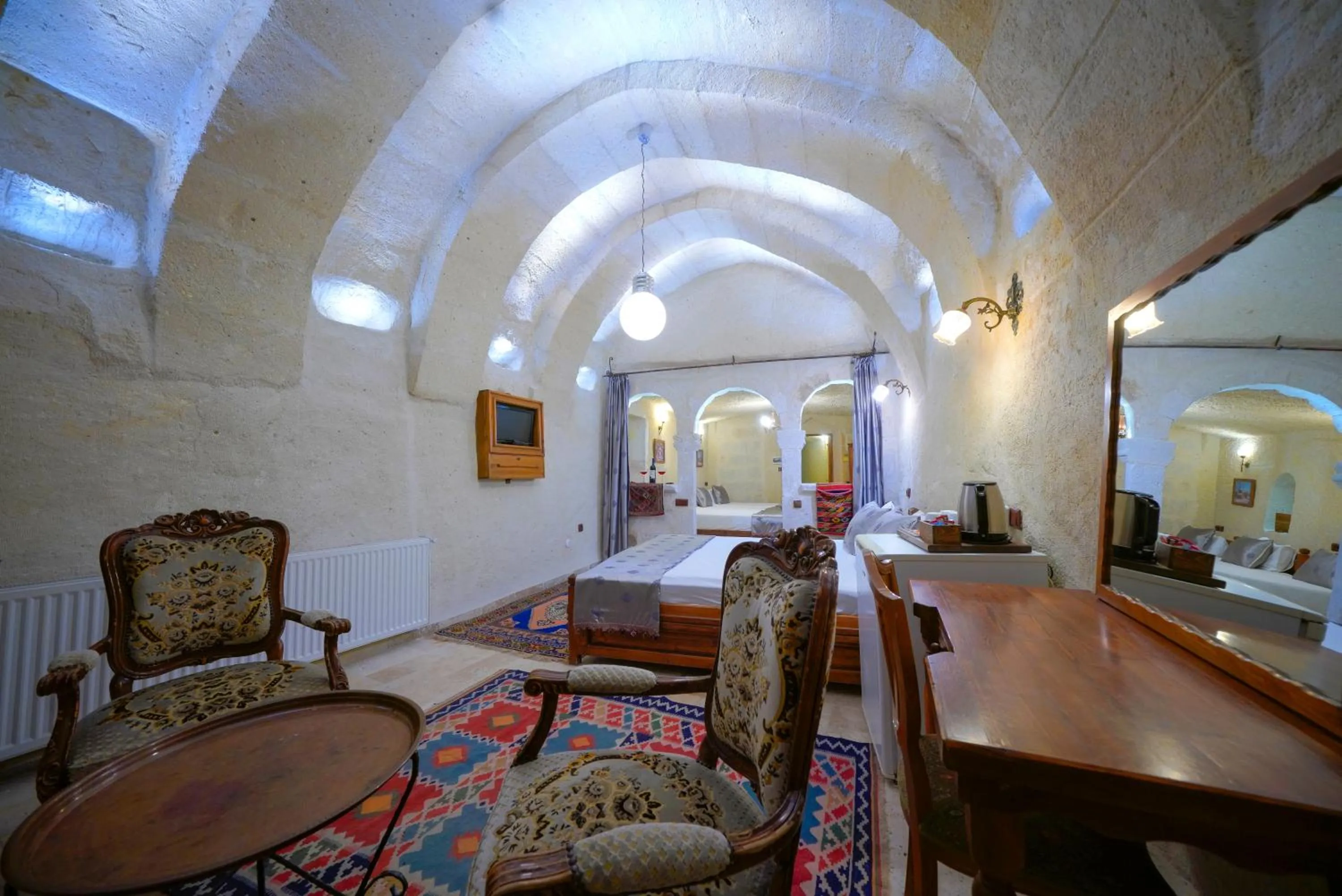 Photo of the whole room, Bed in Elysee Cave House