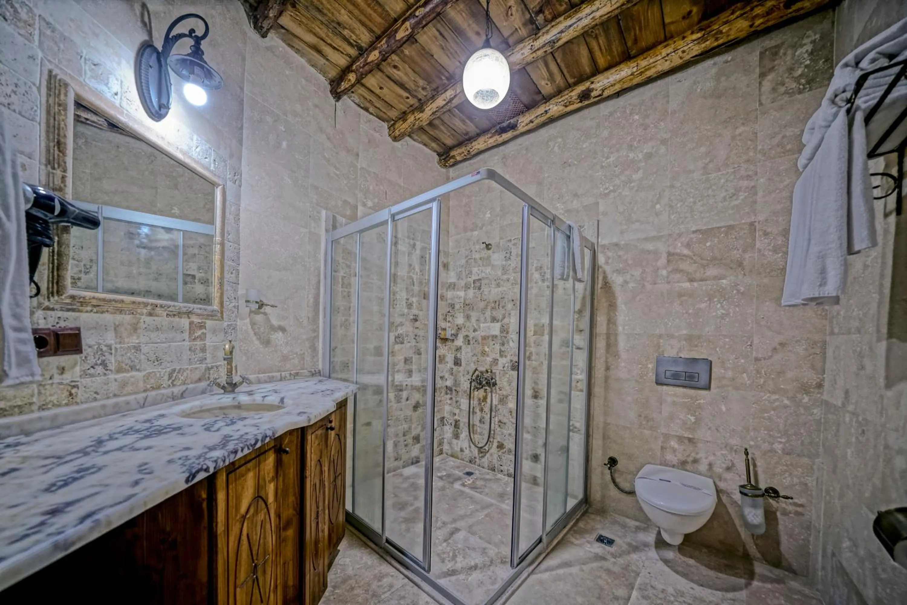 Photo of the whole room in Elysee Cave House