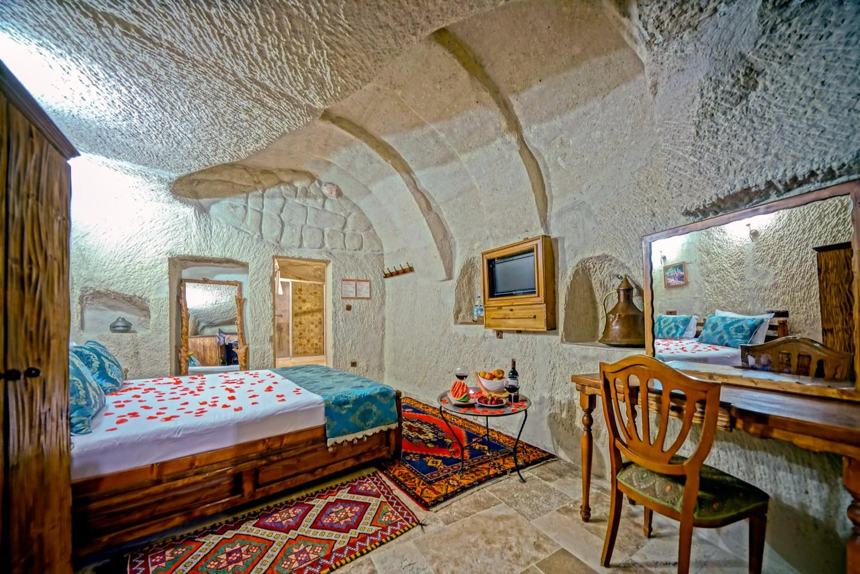 Photo of the whole room, Bed in Elysee Cave House