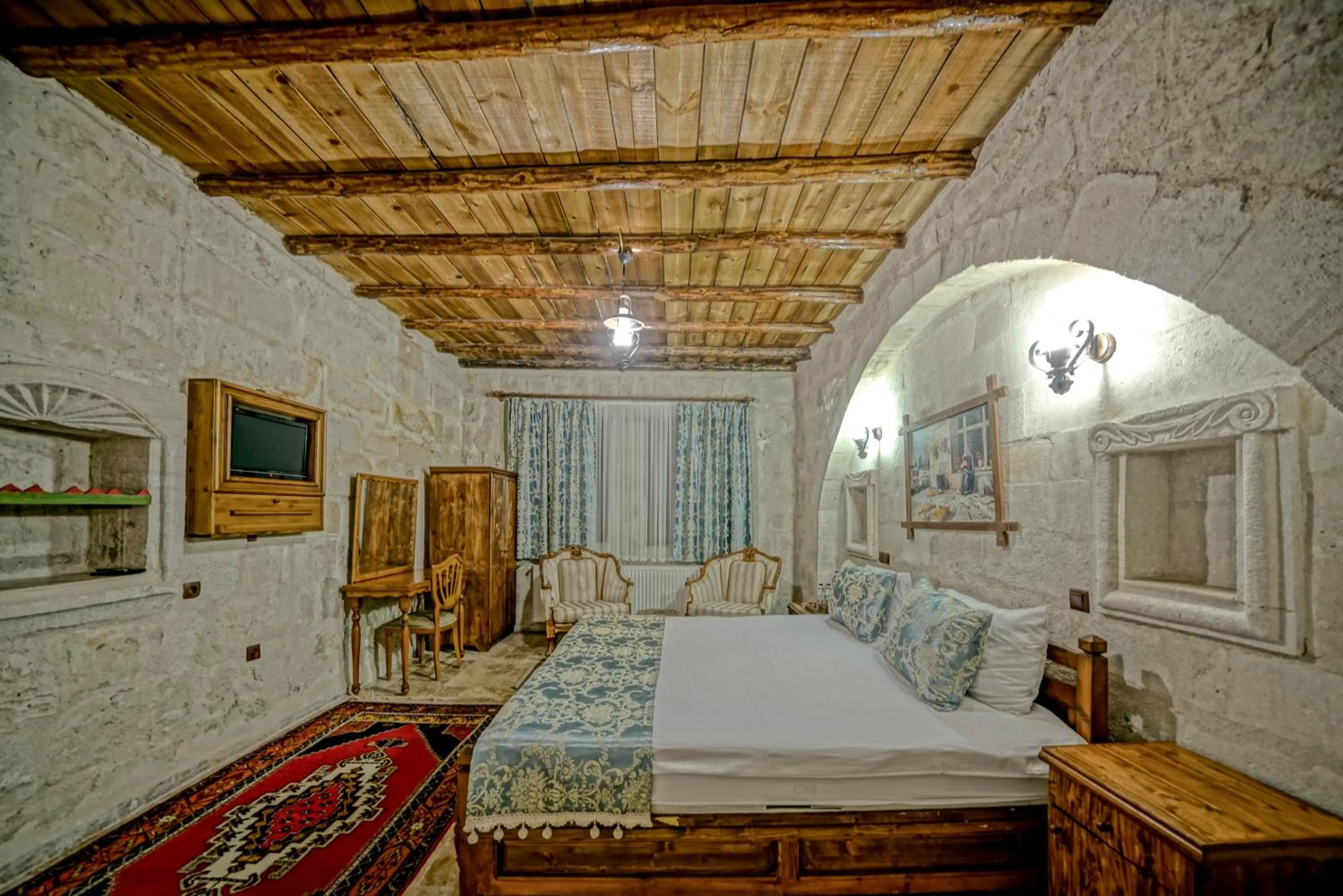 Photo of the whole room, Bed in Elysee Cave House