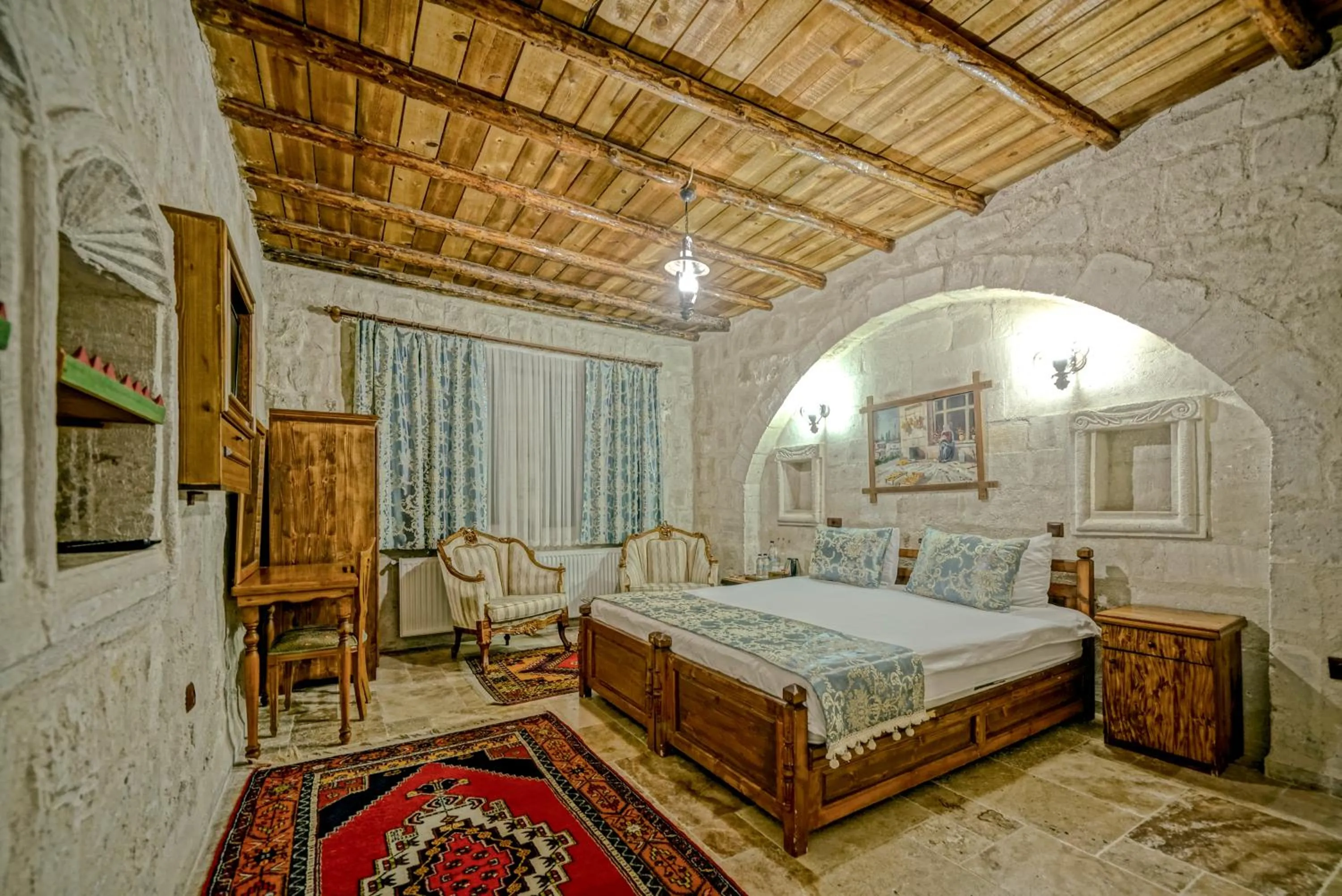 Photo of the whole room, Bed in Elysee Cave House