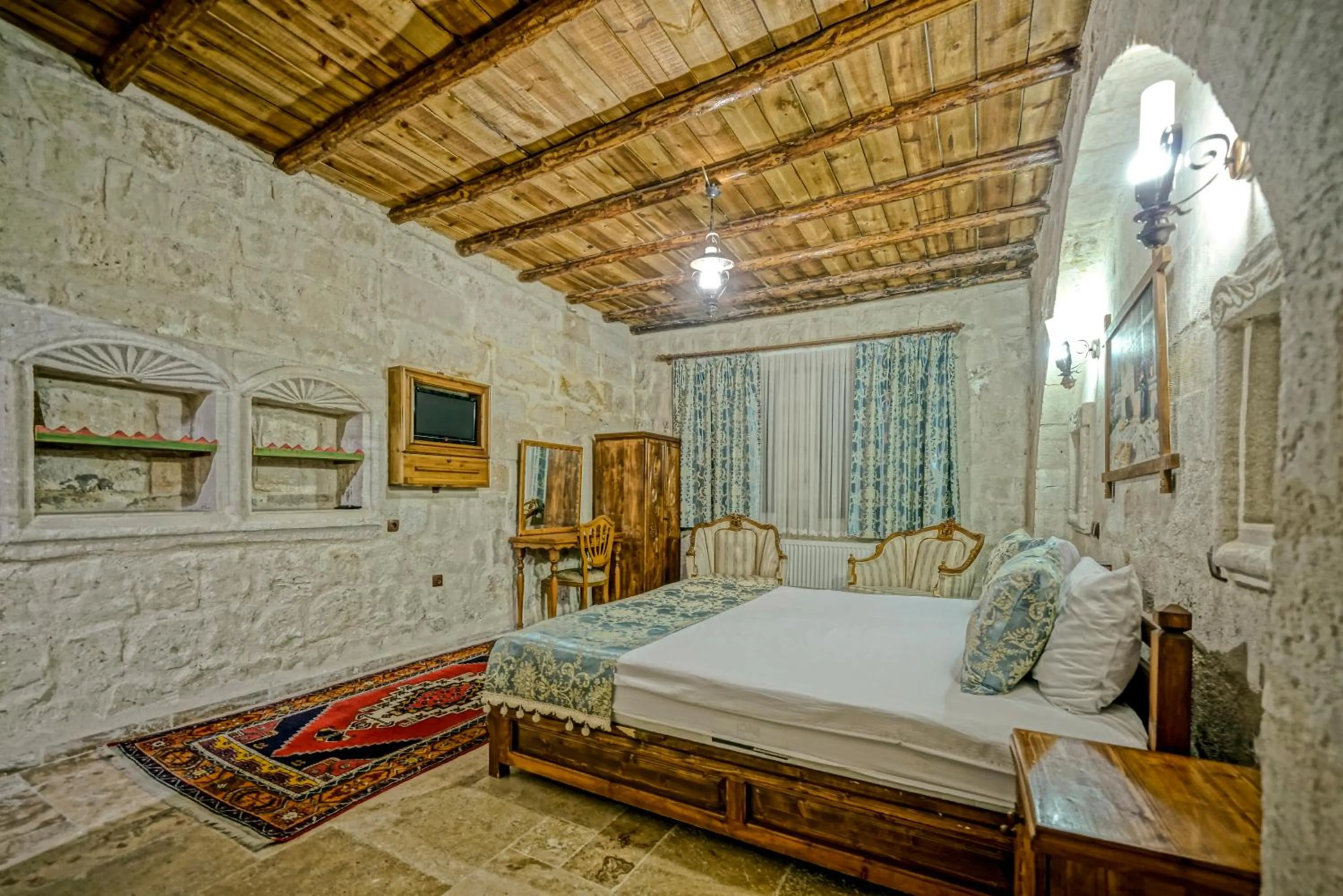 Photo of the whole room, Bed in Elysee Cave House