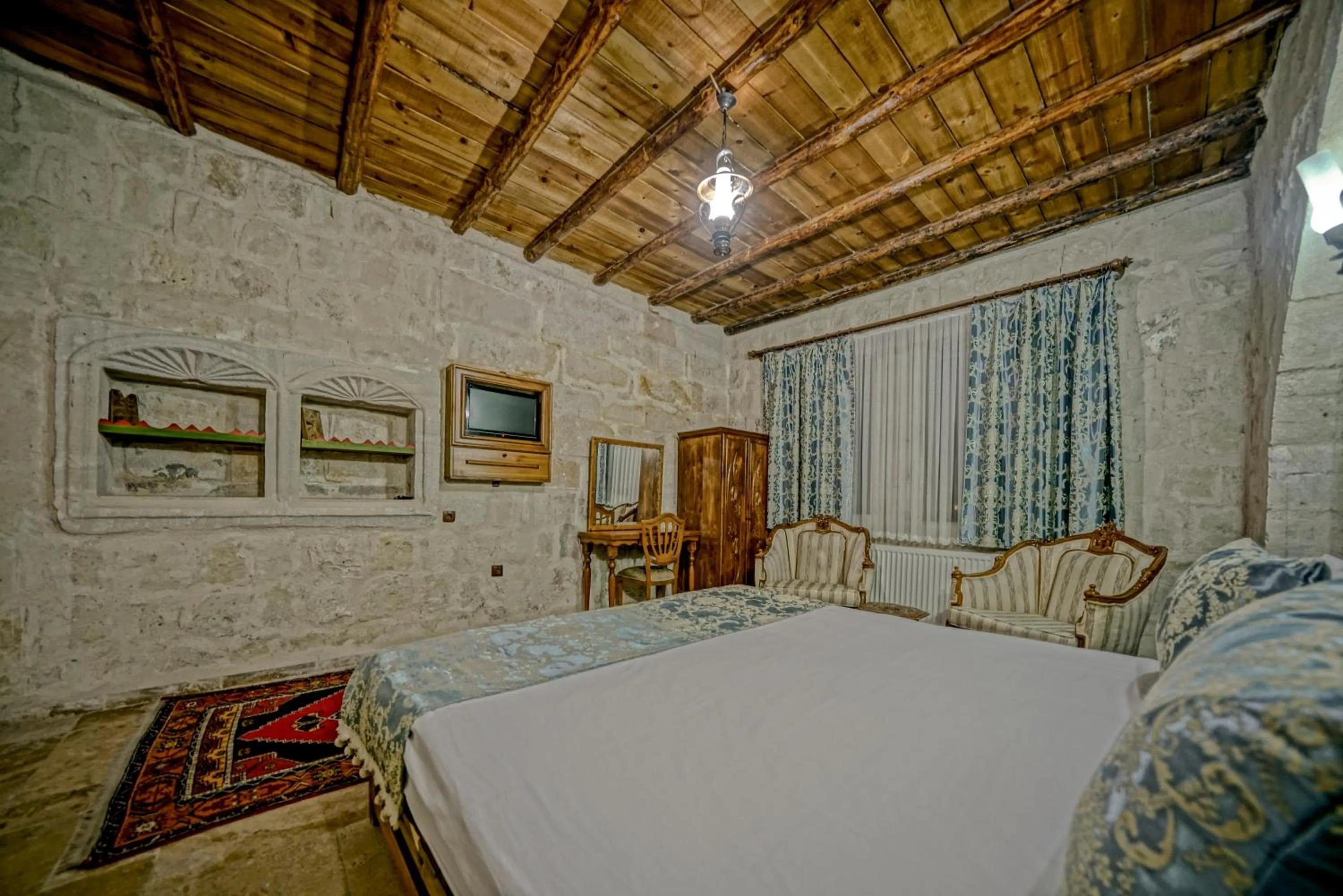 Photo of the whole room, Bed in Elysee Cave House
