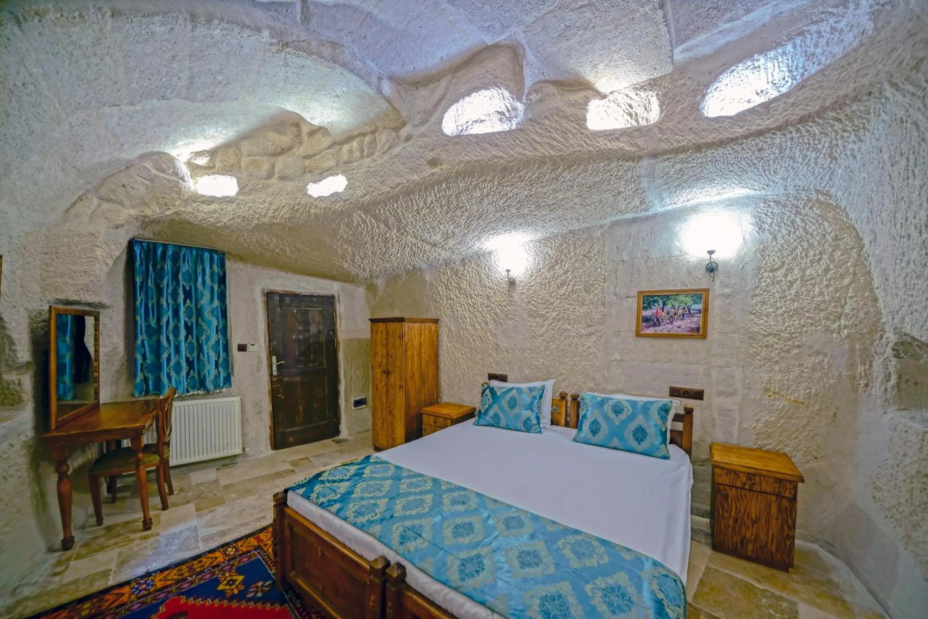 Photo of the whole room, Bed in Elysee Cave House
