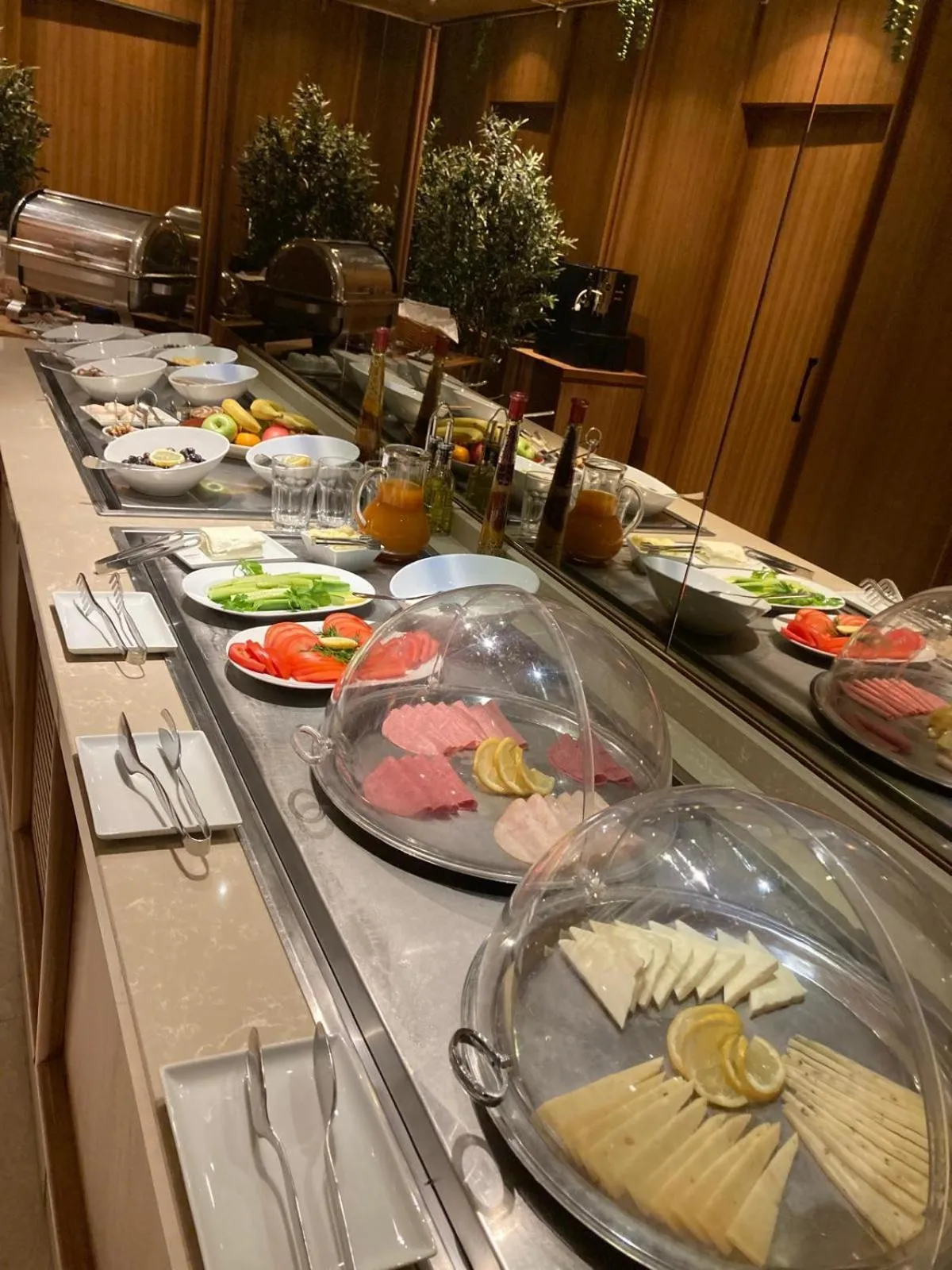 Restaurant/places to eat in Housez Suites & Apartments Special Class