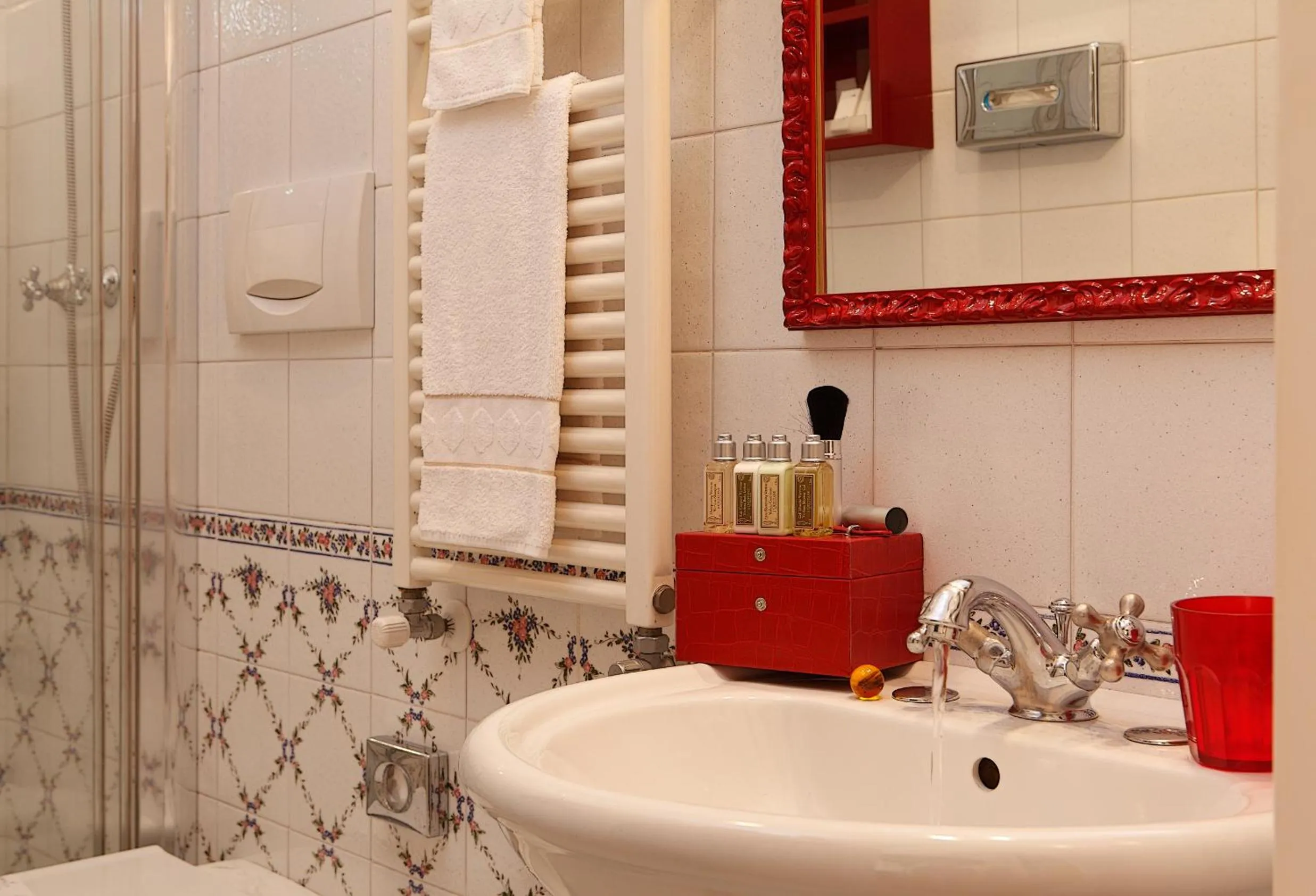 Bathroom in Pensione Accademia - Villa Maravege