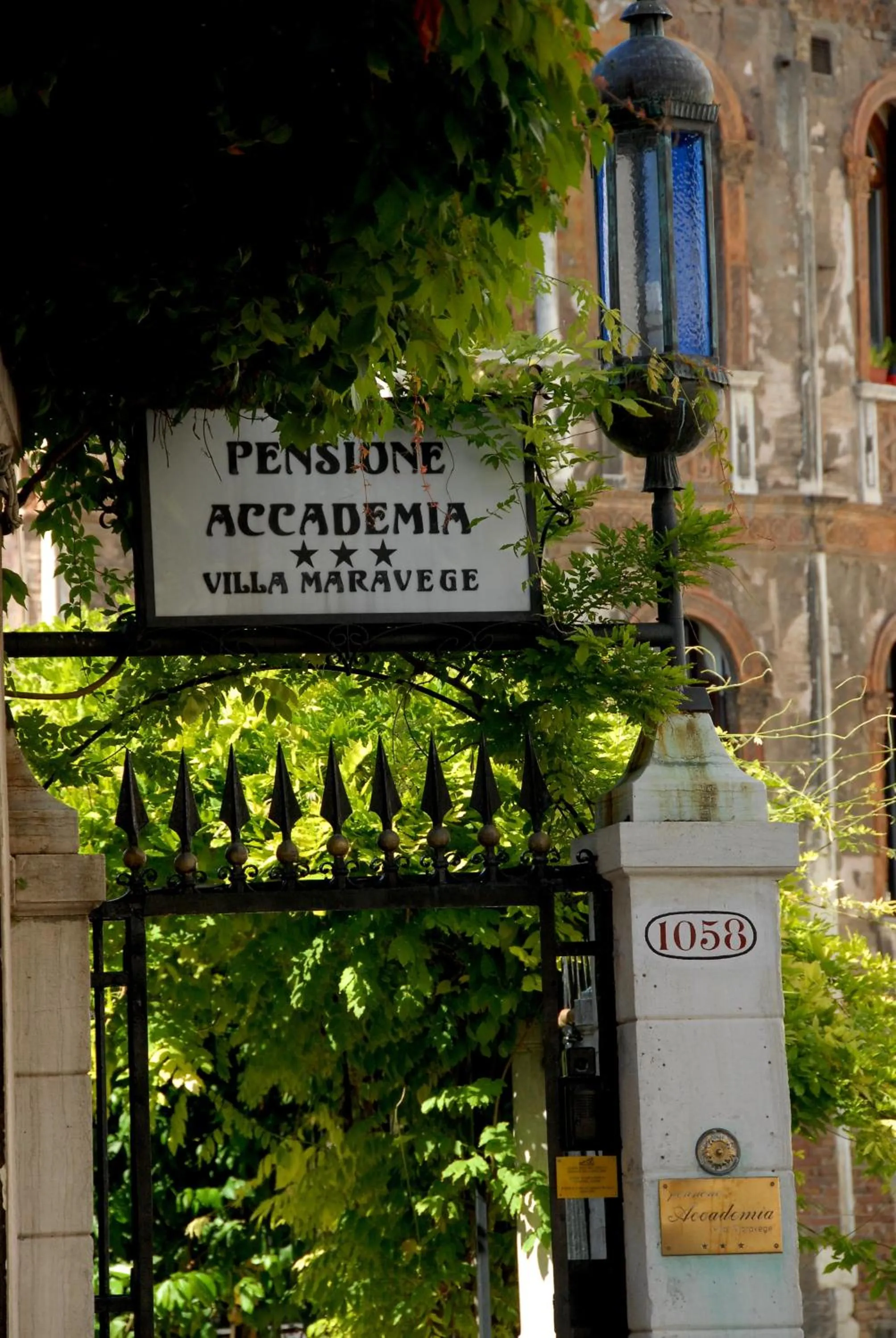 Facade/entrance in Pensione Accademia - Villa Maravege
