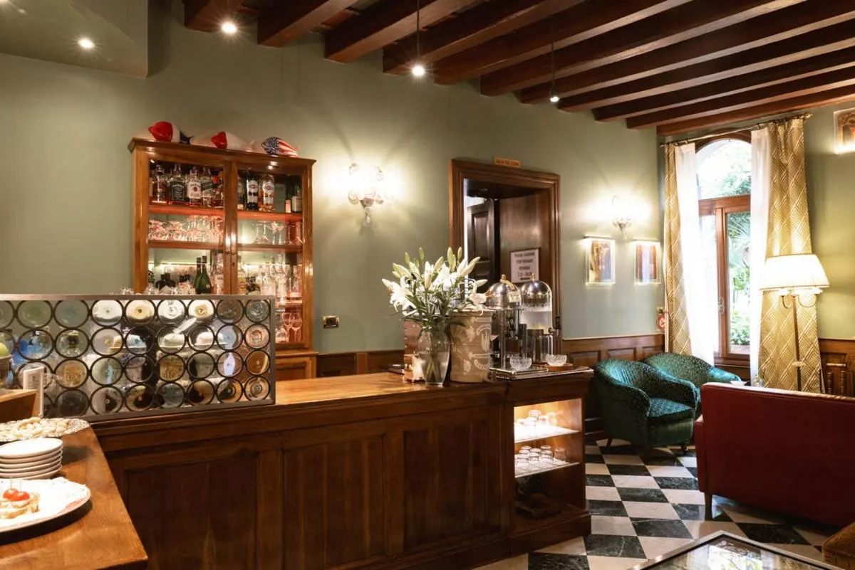 Drinks in Pensione Accademia - Villa Maravege