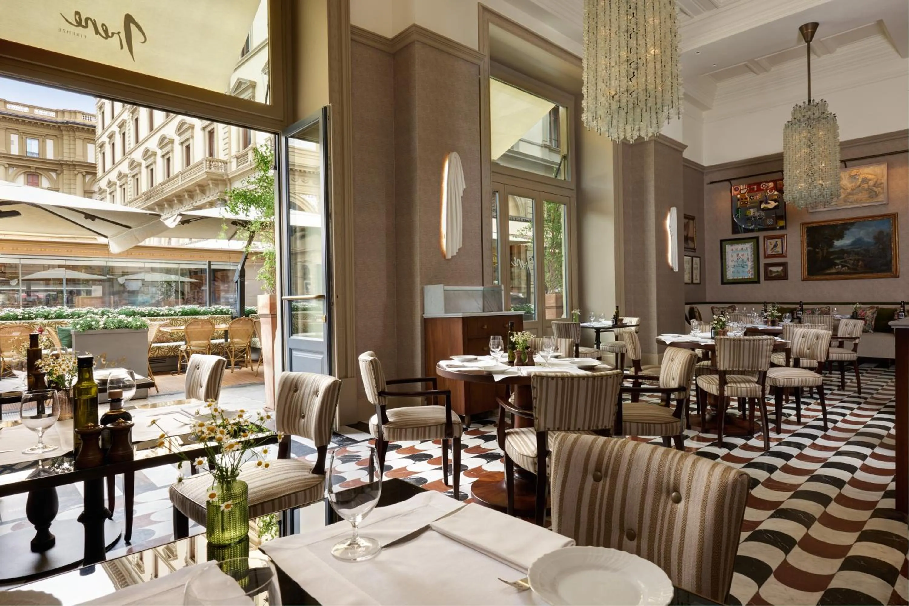 Restaurant/places to eat in Rocco Forte Hotel Savoy