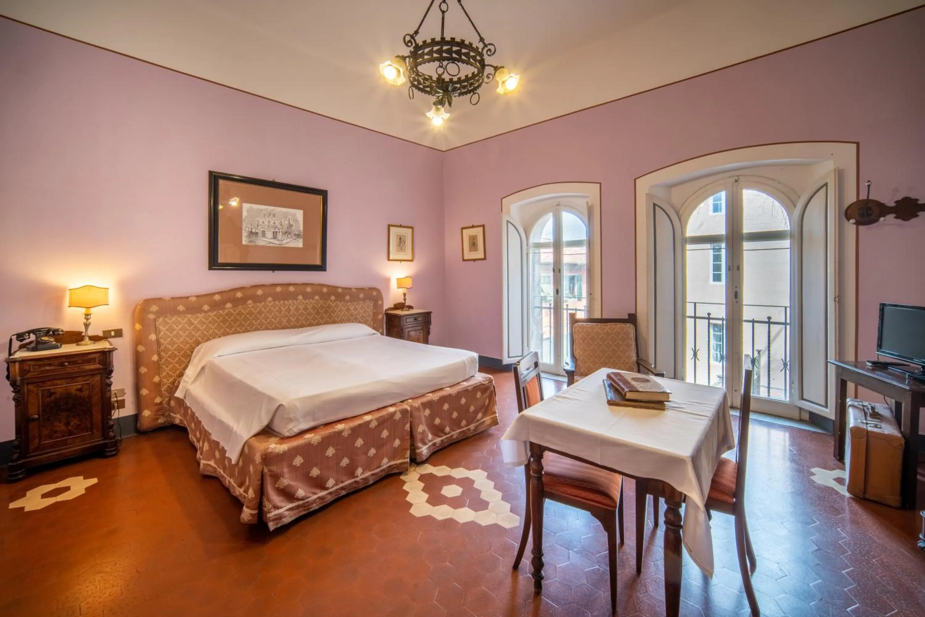 Bedroom, Bed in Royal Victoria Hotel