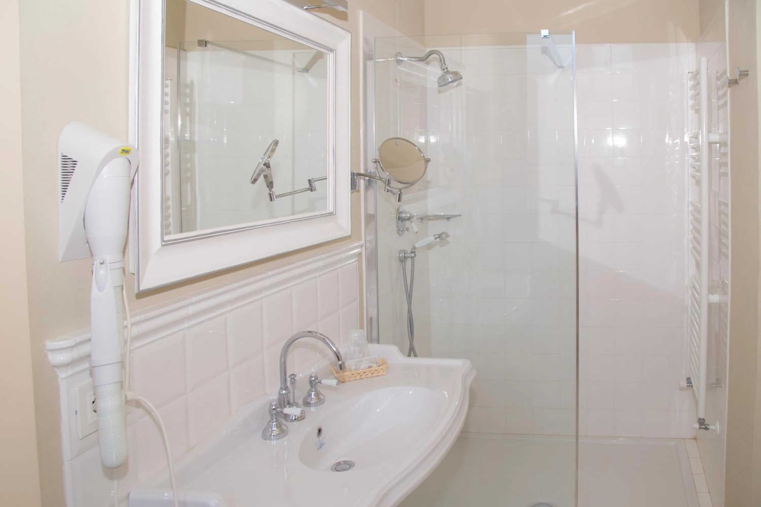 Shower in Royal Victoria Hotel