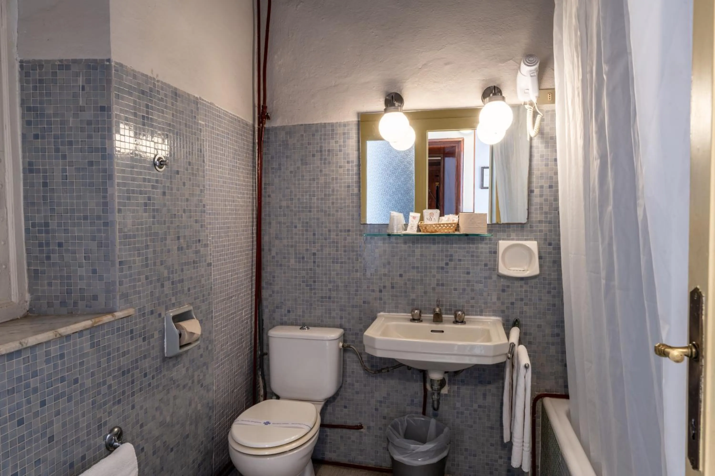 Bathroom in Royal Victoria Hotel