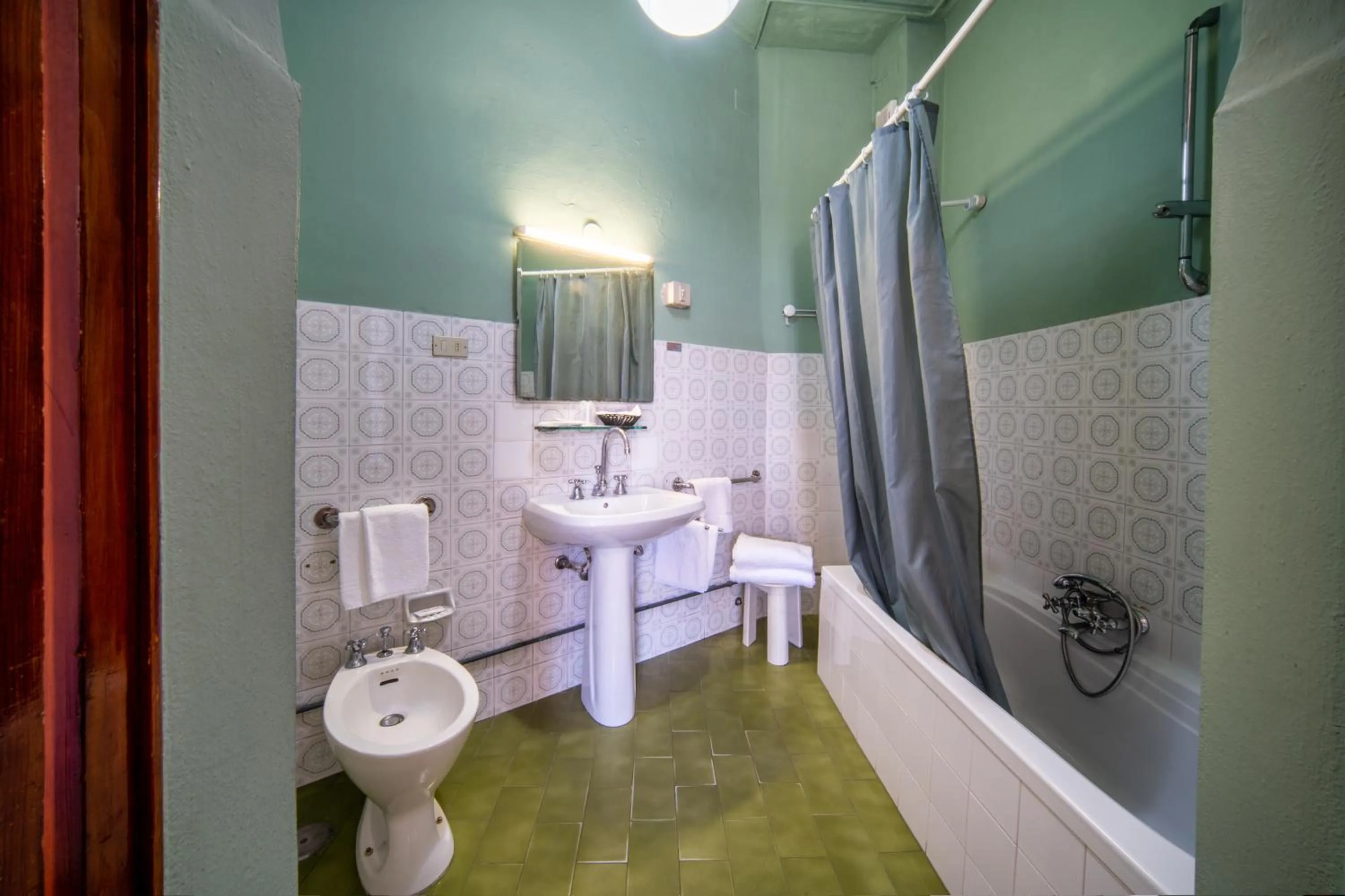 Bathroom in Royal Victoria Hotel