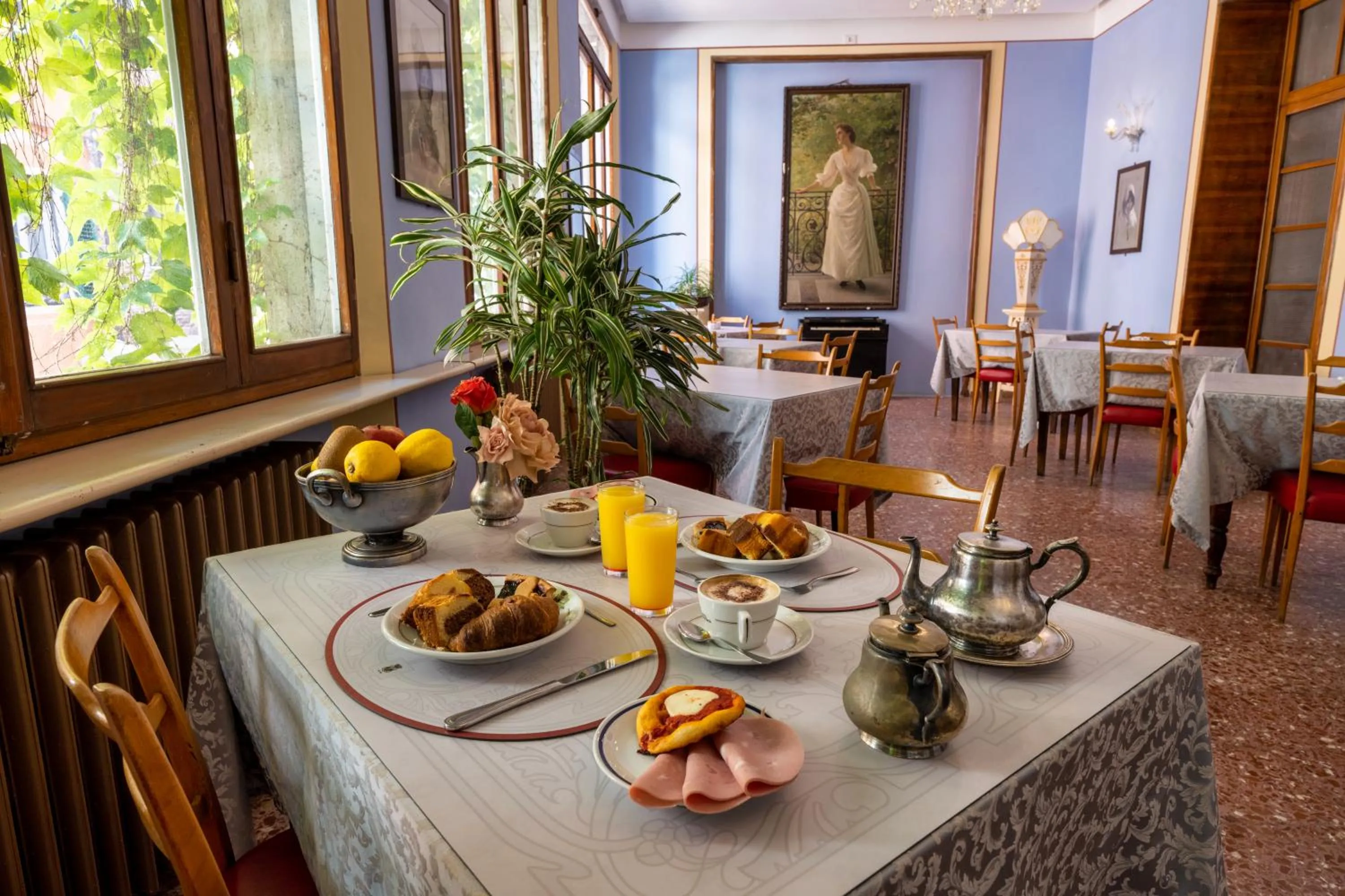 Continental breakfast in Royal Victoria Hotel